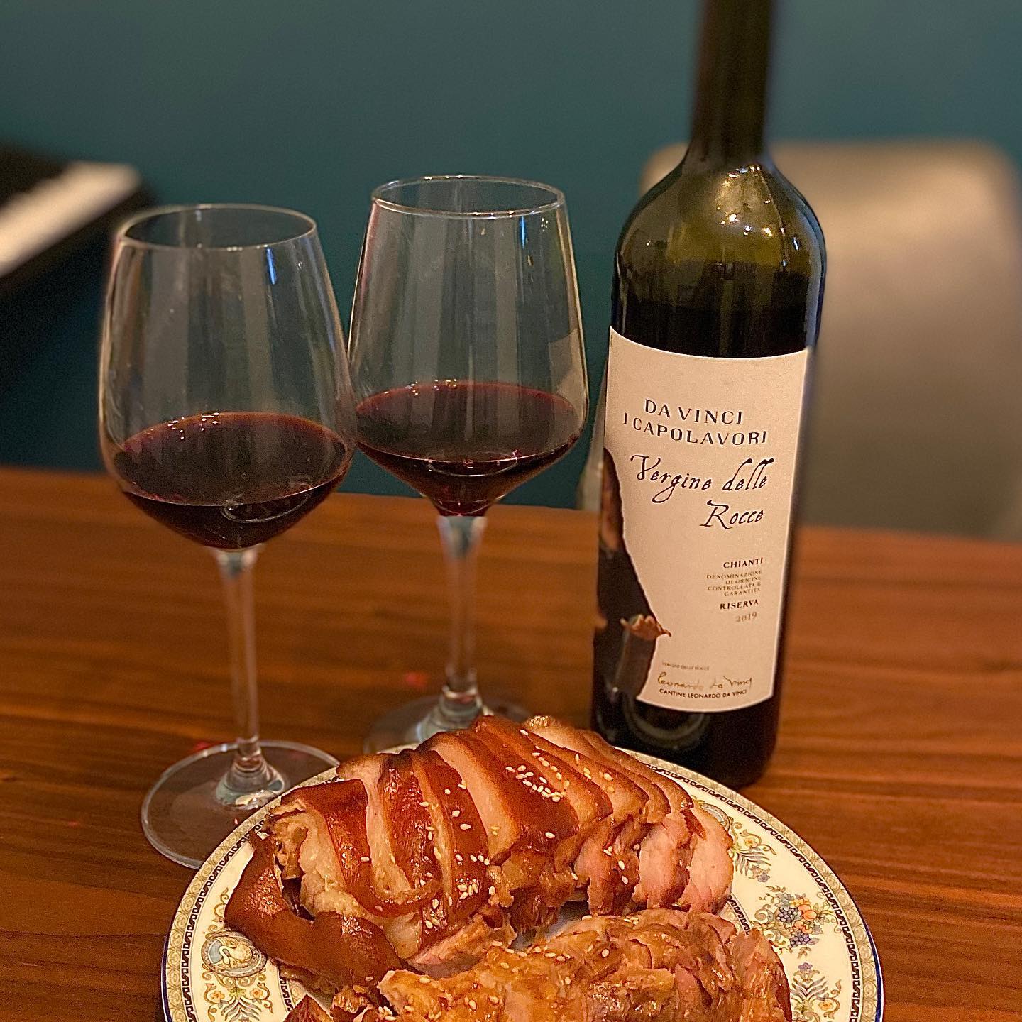 #협찬
오랜만에 집에서 와인타임🍷

홈바에 어울릴만한 진한 와인 뭐가 있나 검색하다 발견하게 오늘의 와인 #레오나르도다빈치 🎨

레오나르도다빈치의 '암굴의 성모'가 그려진 레이블이 눈길을 끌었어요. 왜 이름이 레오나르도 다빈치 와인인가- 알아보니, 다빈치의 고향인 Vinci마을의 와이너리에서 만들어낸 와인이라 그렇대요. 다빈치의 명성에 걸맞게 각종 평론지, 와인대회에서 수상경력이 화려합니다✨

저는 야식 족발과 함께했는데요! 이런 고기에 아주 잘 어울려서 정말 맛있게 마셨어요. 최근 마셔본 와인 중 가장 향이 진하더라고요. 스파이시하다는 생각이 들 정도로 풍미가 좋습니다. 바디감은 깊은데 타닌은 부드러워서 조화가 정-말 good💛

레이블이 예뻐서 다음에 친구 선물용으로도 구입하려고 벌써 하나 찜해놨잖아요 정말 강추해요🫶🏻

백화점, 와인타임, 와인픽스 등에서 만날 수 있고 GS25에도 있어요🤍

#칸티네레오나르도다빈치 #레오나르도다빈치 #다빈치 #다빈치와인 #레오나르도다빈치와인 #끼안티와인 #끼안티와인추천 #이태리와인 #이태리와인추천 #DaVinci #DaVinchiWine #Chanti #ChantiWine #홈바 #홈바테이블 #데일리와인 #와인픽스 #와인타임 #족발야식 #레드와인🍷
