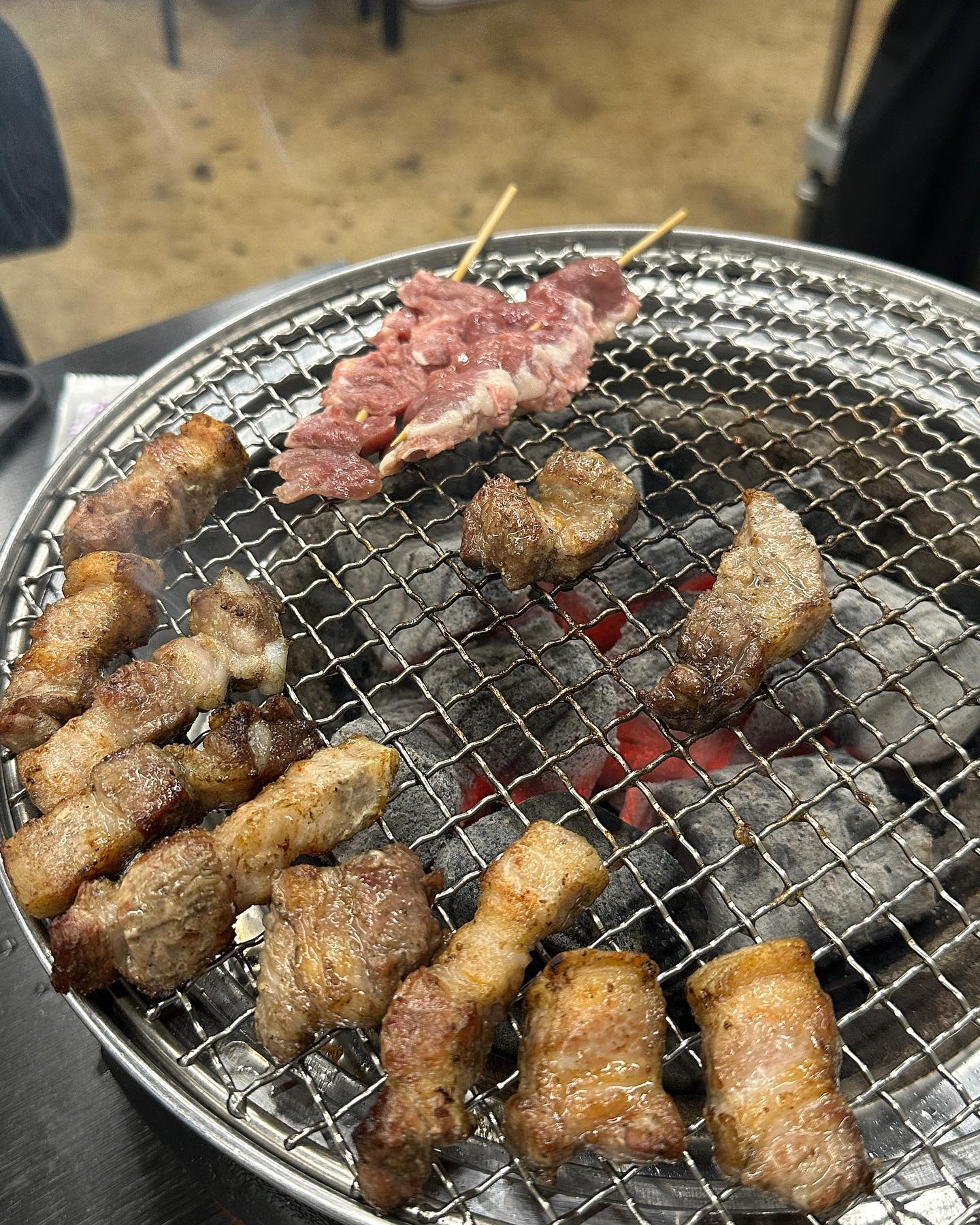 #협찬
석쇠구이로 먹어본 삼겹살🥓
숯불향이 진하게 나고 육질도 부드러운 삼겹살이였어요.
반찬으로 나오는 깻잎과 파김치를 함께 싸먹으면 더 맛있더라구요.
더위를 식혀줄 냉면도 같이 먹으면 최고의 조합👍👍
직원분이 구워주셔서 편하게 먹고 왔어요😊
공간도 넓어서 가족모임, 회식장소로 완전 강추‼️
소방관은 10%할인까지 해줘요❤️

📍아림석쇠
전라북도 전주시 덕진구 만성중앙오 17-55 1층

#석쇠구이 #고추장삼겹살 #삼겹살 #숯불구이 #전주삼겹살맛집 #만성동맛집 #전주고기집 #전주우대갈비 #전주맛집추천