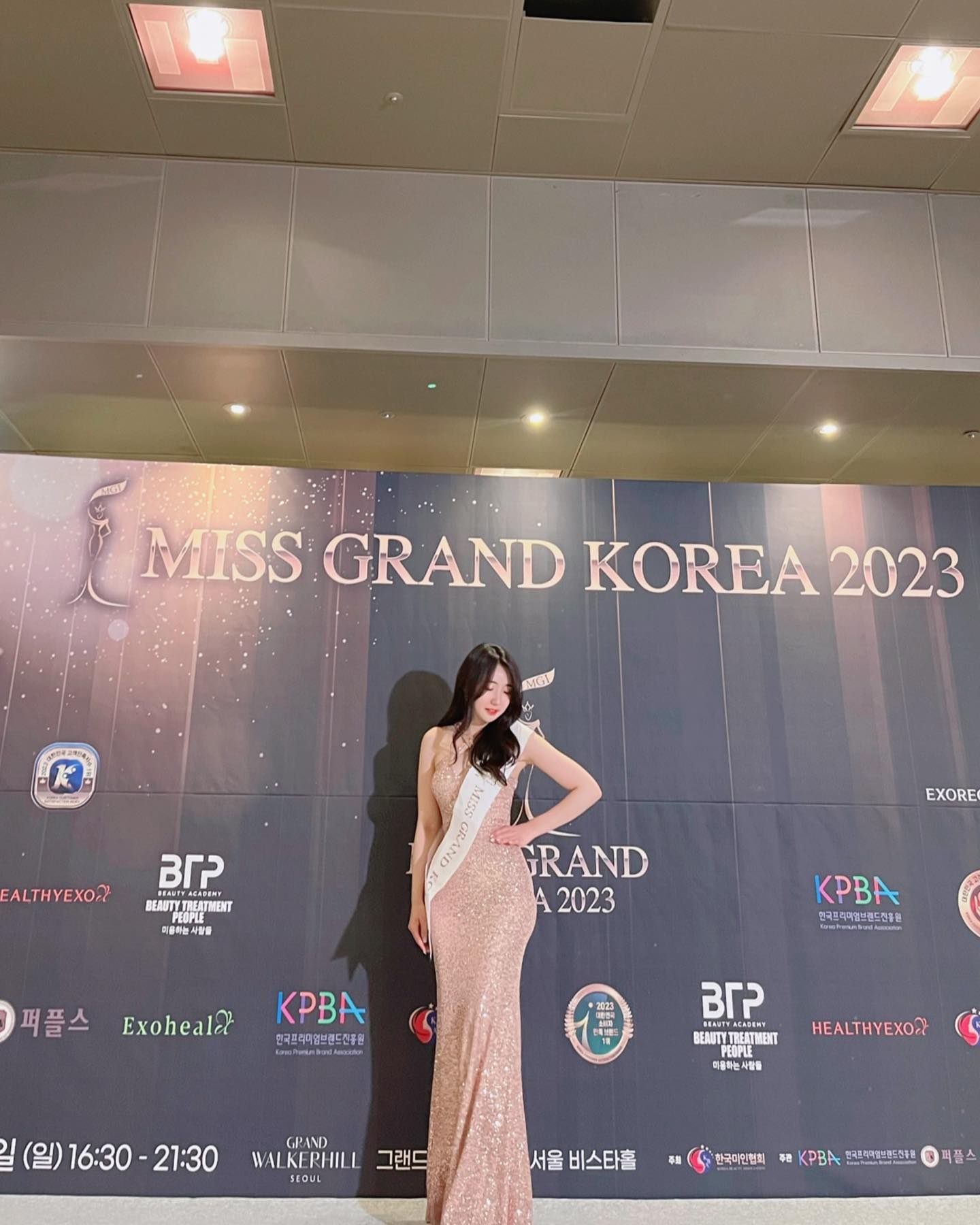 영상 올라온 기념,, 진짜 세ㅔㅔㅔ상 뒷북+야밤의 추억남기깅😅 흑역사 박제인가 싶다가도, 지금까지 섰던 곳 중 가장 큰 무대와 포토월이었기에✨ 앞으로 더 많은 사람들 앞에 설 수 있길 조심스럽게 바라봅니당