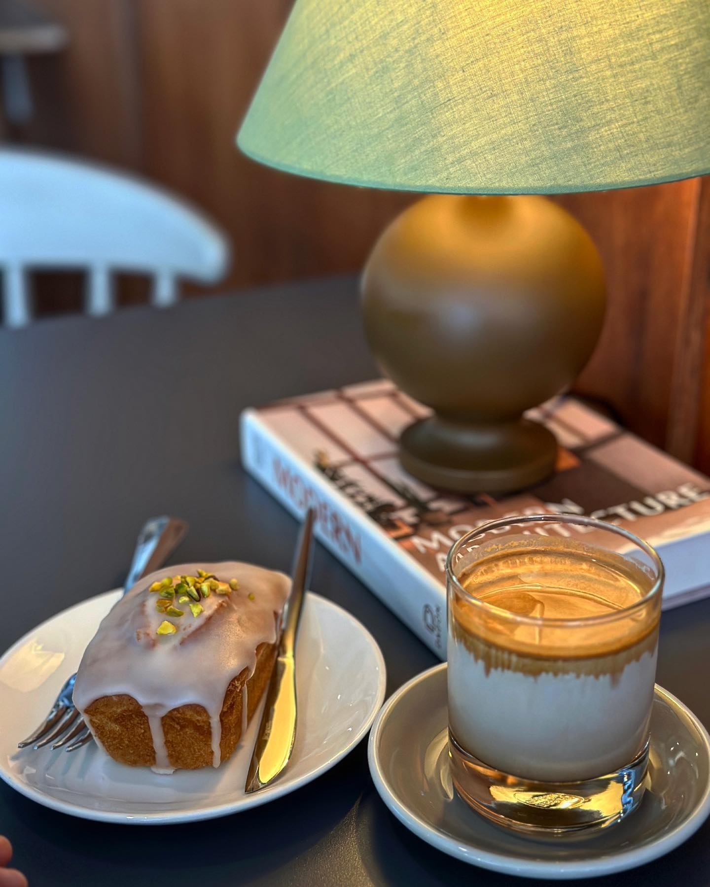 _내 최애 cafe

내가 좋아하게 된 이유는 
커피가 진짜 맛있음 & 분위기

여태 먹어본 라떼중 가장 맛있음!! 
얼죽안데 여기가면 무조건 카페라떼로! 
그리고 오프비트만의 카페브리브가 진짜 최애임 그냥 한잔 마시면 단골됨

마들렌도 촉촉하고 달달하고 안물리고 부드럽고 그냥 존맛탱

공간도 아늑하고 편하고 
인테이러도 너머 멋있는 곳

📝대전 서구 만년남로3번길 16-13 1층 #오프비트