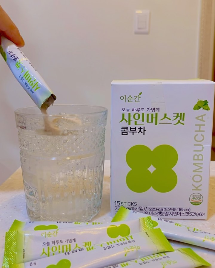 #협찬#제품제공

당류 0g인 저칼로리 샤인머스켓 콤부차💚
간편한 분말 스틱으로 언제 어디서나 가볍게 먹을 수 있어요 :)
저는 탄산수에 타마셨는데 진짜 너무 맛있었어요!
그리고 신기한건 물에만 타마셔봤는데도 청량감이 엄청나더라구요😊
백화점 팝업스토어에서도 만날 수 있는 ‘이순간 샤인머스켓 콤부차’ 추천해용^_^

▶️스마트스토어 https://naver.me/xGiTk01X

#샤인머스캣음료#음료선물세트