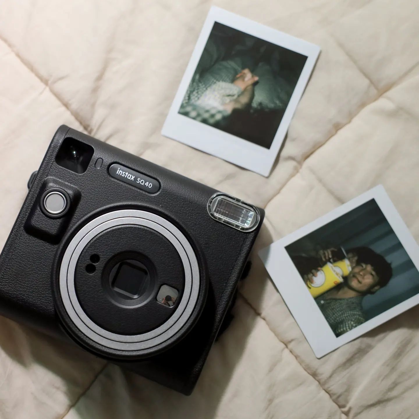 X 인스탁스 instax_korea #광고

⠀
오랜만에 인스타 들어와 보니
다들 여름휴가 좋은 곳으로 많이 다녀오셨더라구요‼️
바다도 해외도 부럽습니당,,,🥺

저희는 올해 진짜 너무너무 바빠서 ㅜㅜ
쉬는 날은 거의 집에서 기절해있었던 것 같아요🤣
그래도 가끔 기운이 나면 #홈시어터 로 휴가(?)를 즐겼답니다 !
이번에는 기록도 좀 남겨보고 싶어서
#인스탁스 와 함께 여러 사진도 남겨봤어요 :D

영화에 꼭 필요한 짝꿍 🍿🥤 준비하고 이 날은 특별히 나초도 시켜봤어요 !
나초는 역시 CGV 🫶🏻
편안한 잠옷으로 갈아입어 주고~
침대에 앉아 넷플릭스를 켜 주면 모든 준비 완료✨️

셀카도 남기고 다정한(?) 저희 손 발도 찰칵찰칵 !
불을 다 꺼놔서 어두웠지만
자동노출 기능으로 플래쉬가 팡팡 터지니 또렷하게 잘 나오더라구요🖤

매년 제주도며 남해며 잔뜩 놀러다니다가
집에만 박혀있게 된 현실에 속상하기도 했지만
살다보면 이런 시기도 필요한 거겠죠 ! 
9월부터는 제가 아주아주 조금 여유가 생기니
일주일에 한 번씩이라도 저희 근황 올려보겠습니당👩🏻‍❤️‍👨🏻

#인스탁스크루 #일상 #커플 #데이트
#SQ40 #인스탁스SQ40 #인스탁스카메라 #스퀘어필름
⠀

📌 인스탁스 SQ40

☑ 클래식한 스퀘어 디자인을 통해 패션 포인트 아이템으로 활용

☑ 자동 노출 기능으로 더 밝아지고 더 쉬워진 촬영

☑ 클로즈업모드(셀피보드)에서 피사체가 정중앙에 출력됨

☑ 스퀘어 포맷 필름으로 더 유니크한 촬영
⠀