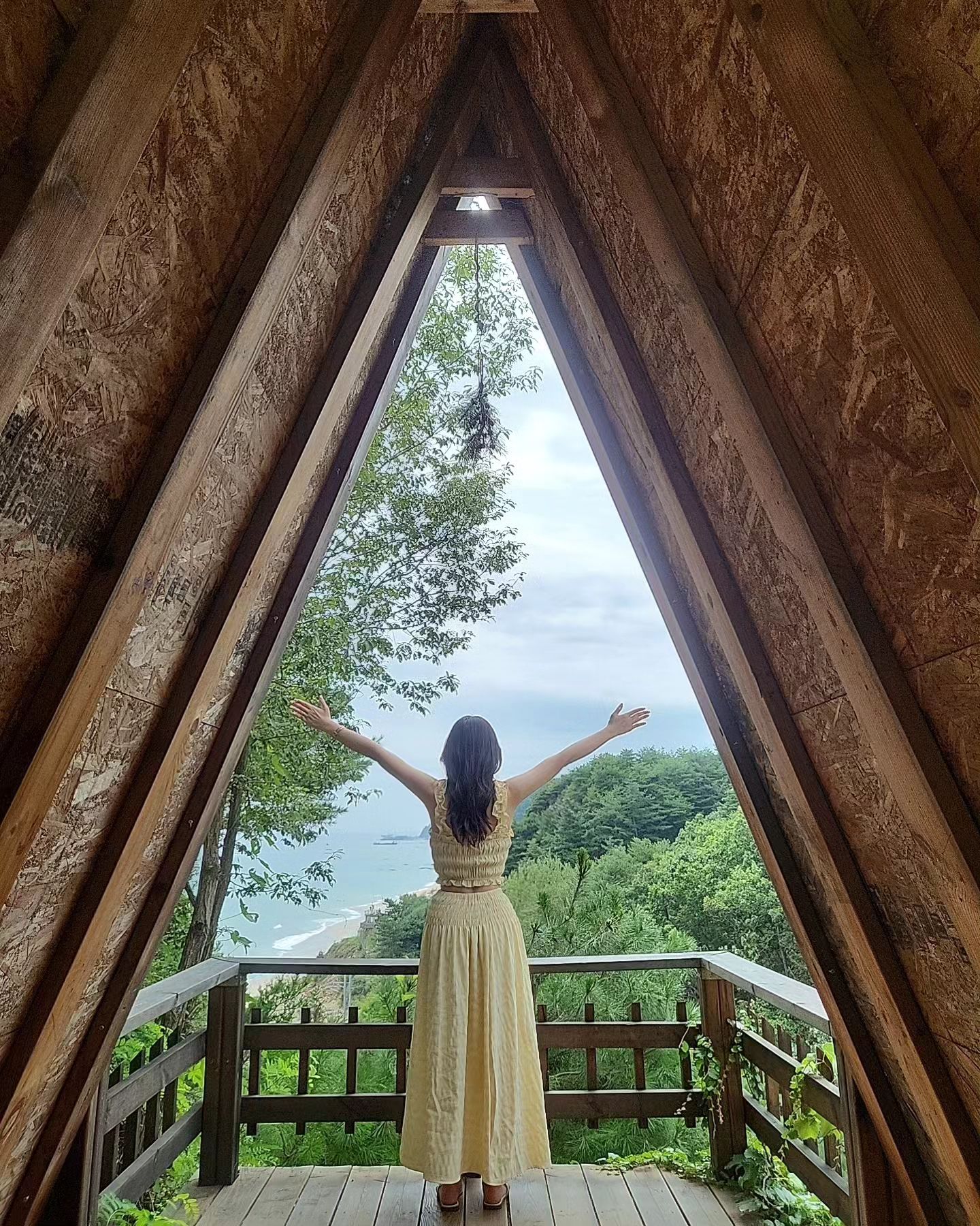 강릉1박2일🩵
힐링 제대로 하고왔따!~
.
.
스테이인터뷰 카페
하슬라아트월드
안목해변 등등등💕
.
.
날씨가 흐렸다 맑았다 했지만
포토존 놓칠수 없었..🤭
.
.
⛱️ 바다도 너무너무 예뻤던
그림 그 자체❣️
.
.
담에 또 올게, 강릉🤗
.
.
.

#카페#일상#휴가#여름휴가#스테이인터뷰#스테이인터뷰카페#하슬라아트월드#하슬라아트월드포토존#강릉포토존#일상스타스램#일상룩#휴가룩#오오티디#행복#힐링#좋아요#안목해변#오프더월#일상사진#사진#강릉사진#해변사진#강릉여행#강릉여행사진#해변룩#최근일상#여행좋아#여행#소확행#놀자