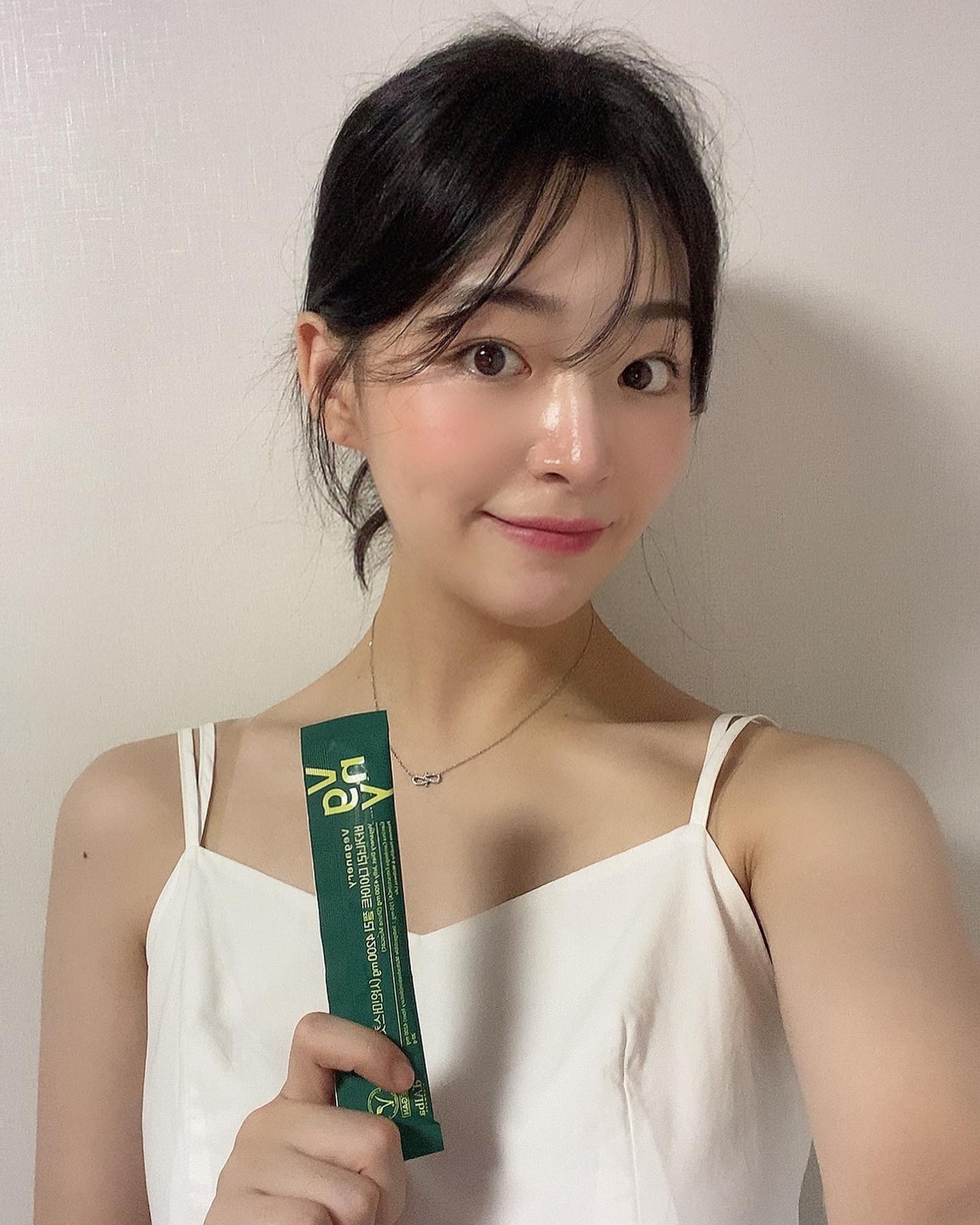 #협찬

<달바 비거너리 식물성 다이어트젤리> 

믿고 쓰고 먹는 달바 제품들 중 비거너리 다이어트 젤리는 비타민 5종으로 영양관리까지 도와주는 이너뷰티 끝판왕이에요!! 💚설탕 대신 샤인머스캣 농축액으로 상콤달콤 맛있는 zero sugar 이고! 간편하게 1일 1포라고 했는데 진짜 처음 먹는 순간 너무 맛있어서 계속 먹을뽄..🙈
식물성 성분으로 채식주의자 중 비건까지 섭취가능한 젤리니까 다들 드셔 보셔요오 완전 강강강추 진짜!!!!!! 🤍

#비거너리 #veganery #달바다이어트젤리 #비거너리다이어트젤리 #달바 #다이어트젤리 #다이어트 #다이어트추천 #비건다이어트 #비건다이어트젤리 #다이어트추천템