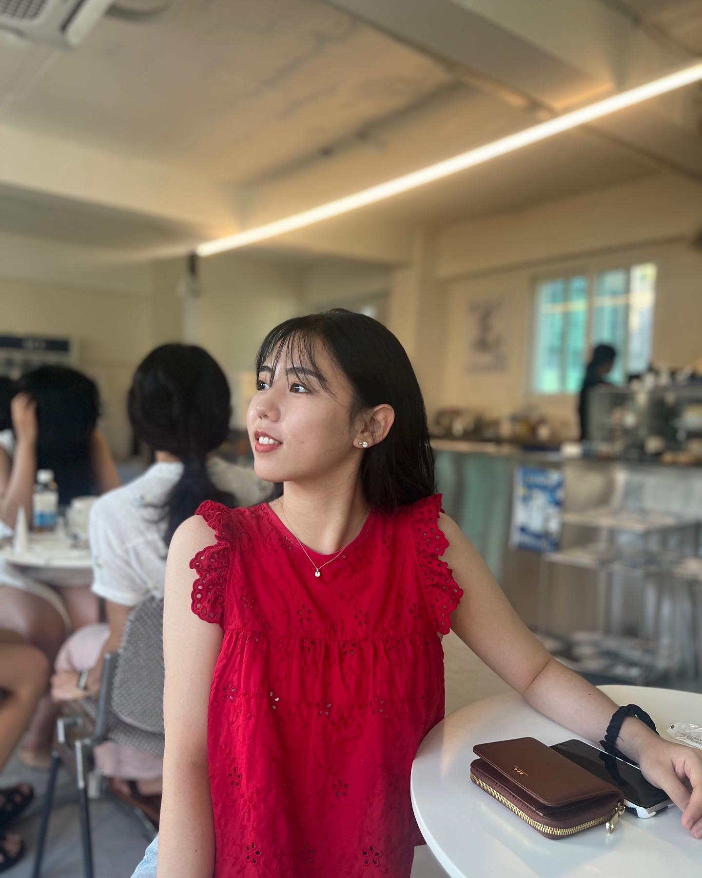 저는 참 생일을 좋아해요. 여름은 싫지만 여름의 끝자락에 제 생일이 있어서 꾹 참고 여름을 맞이할 정도니까요. 아마 생일을 이렇게나 좋아하게 된 건 축복해주고 사랑해주는 사람들이 곁에 있어서인가 봅니다:) 

요즘 ’낭만‘과 ‘사랑’이라는 단어를 참 좋아하고 삶의 모토로 삼고 있는데 쉽지 않지만서도 이런 순간들이 차곡차곡 쌓여서 그런 삶이 만들어지는 것 같습니다. 힘들 때 이 사진 속 제 모습을 보면 다시 한 번 힘을 낼 수 있을 것 같아요:) 우리 모두 사랑하고 사랑 받으면서 살아가길!💛

생일 축하해주신 모든 분들 감사해요!

#23 #생일 #기록