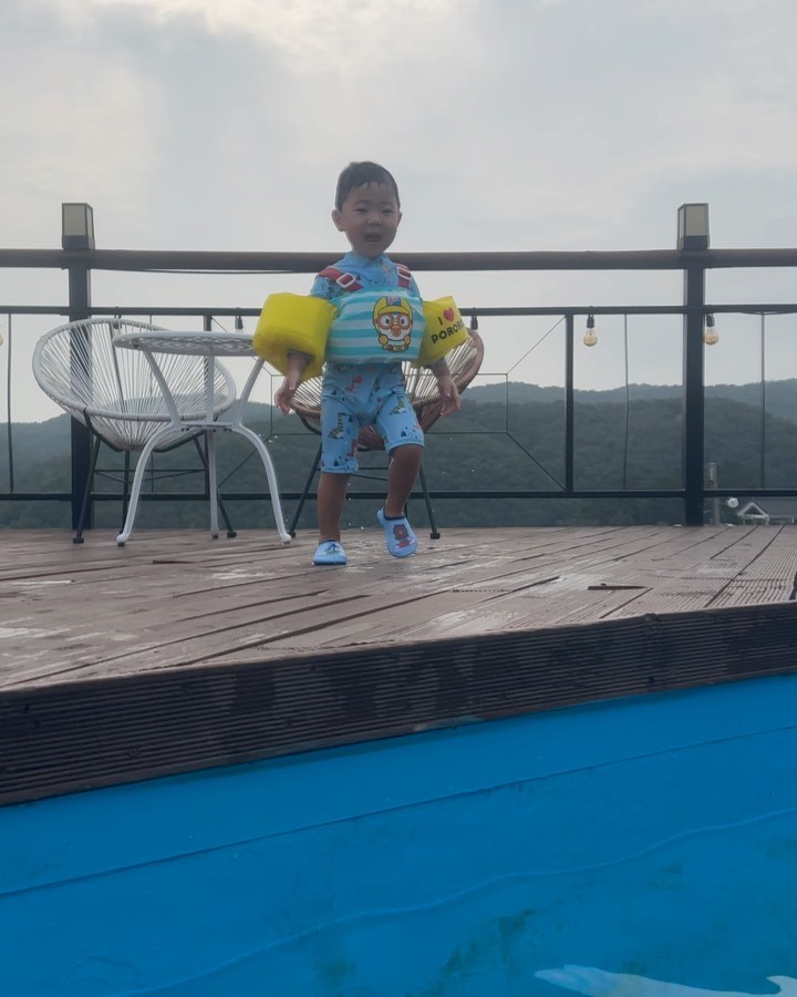 2023.08.16

올해도 물놀이하러 다녀온 펜션세러데이🤿
saturday190_21 

태유니는 겁없이 자꾸 점프하고 미끄럼틀타고🤣

덕분에 준비운동없이 건지러 뛰어들어간😅

예후니는 이모한테 물뿌리려다 배로 물맞음🌊😛

하땡이는 자꾸 낮은곳에서 놀려고하곸ㅋㅋㅋ

매년 꿀잼😆

#여름휴가 #경주 #경주펜션추천 #매년방문중 #경주숙소추천 #경주숙박추천 #펜션세러데이 #경주세러데이펜션 #경주수영장펜션 #경주깨끗한펜션