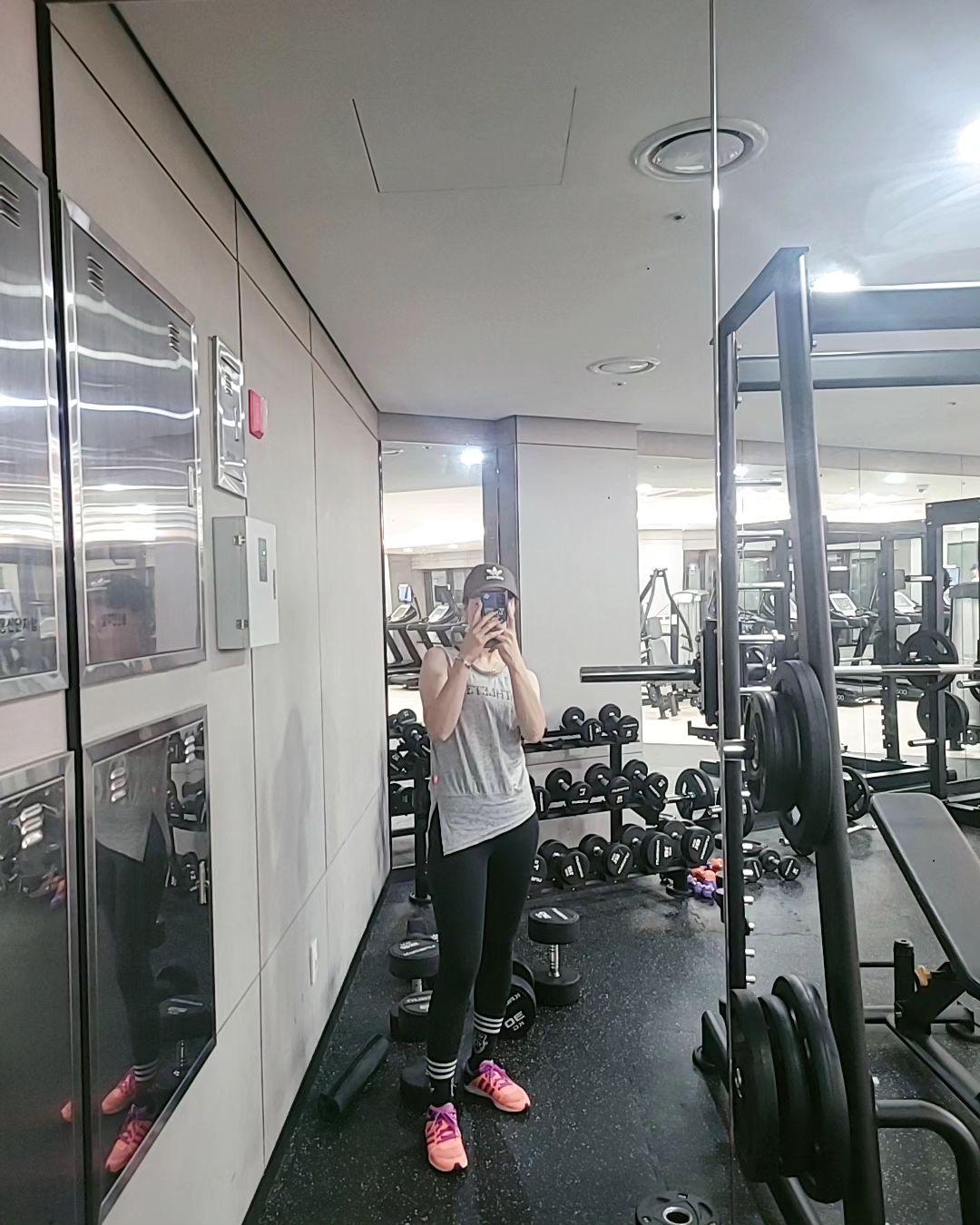 #우리동네헬스장 #오운완
.
.
한번 빠지면 계속 가기 싫은걸 알기에 또 설쳐본다...
땀나고 힘들어서 하기싫은 맘.
끝내고 나면 뿌듯한 맘.
.
.
#운동하는여자 #헬스타그램 #등운동 #복근운동 #방뎅이운동