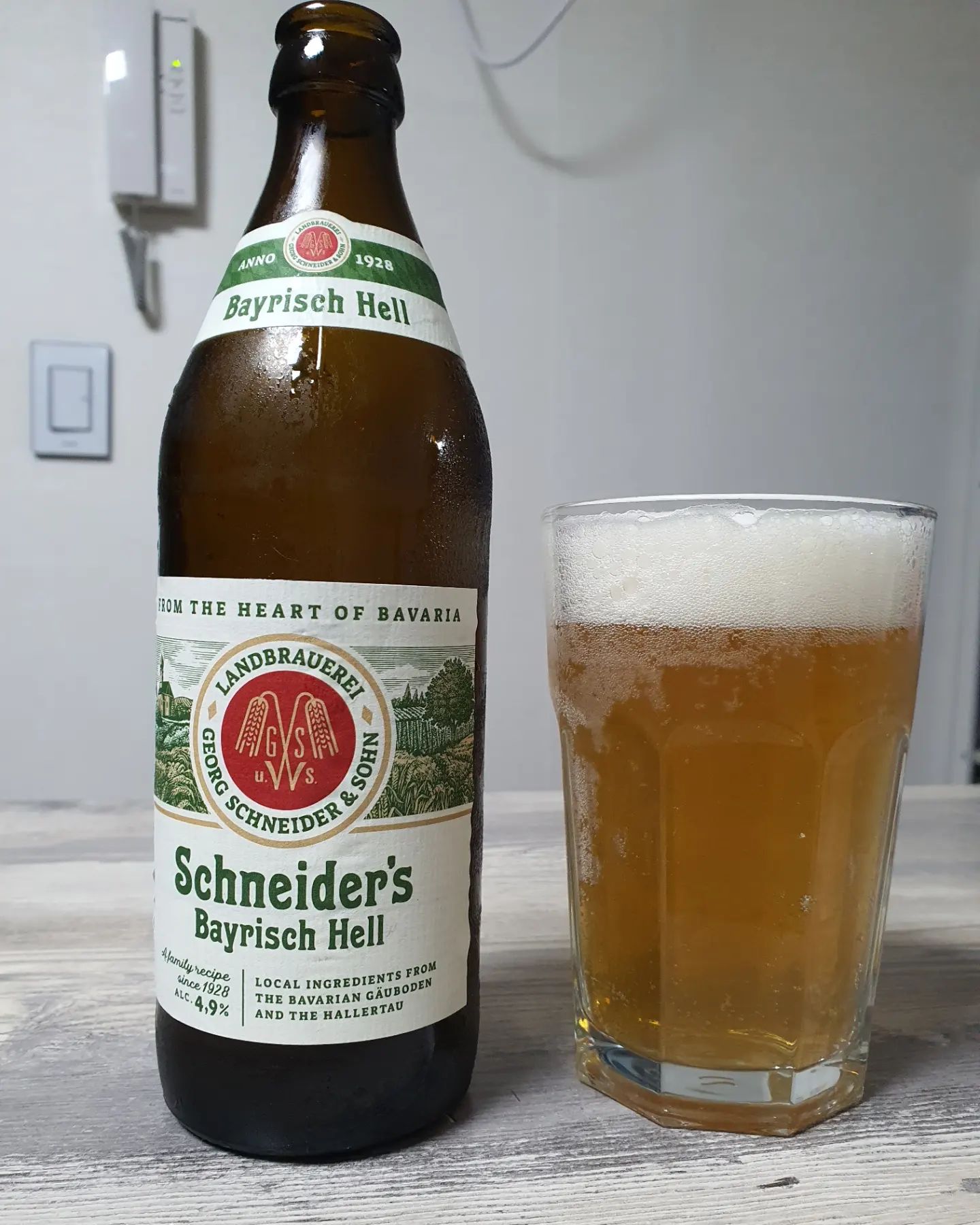 #맥주 #간단리뷰 75 #그날그느낌 
#슈나이더바이리쉬헬 #SchneidersBayrishHell 
가격 1병 8000원 (23 KIBEX 구매)
타입 : 헬레스 라거(독일식)
도수 4.9%
IBU : 8 ??
.
#노즈 
투명한 맑은외관의 황금색. 흰색거품잘쌓임. 생각보단 금방 줄어듬. 약한 꽃향 느낌과 고소함이 살짝있음. 
#팔레트 
입안탄산 조금있음. 바디는 가벼운편. 청량감이 좋게 드링커블함. 연하고 순한 느낌으로 시원한 느낌. 살짝씩 느껴지는 잔잔한 홉향이 좋음.
#피니쉬 
쌉쌀함 없고 맥아 고소함 살짝. 깔끔하게 마무리됨.
.
1928년 패밀리 레시피를 가지고 양조한 맥주이다. 거의 100년되가는중. 쌉쌀한 홉없이 고소한 몰티함을 중점을 둔 라거스타일 이라생각한다. 진짜 생각없이 마시기 넘 좋아. 오랜만에 가볍게 마셔서 좋았던 시간이었다.
.
#한마디 
헬레스 라거의 좋은 본보기 맥주.
.
.
.
.
#beer #craftbeer #drinks #ale #lager 
#수제맥주 #크래프트비어 #비어라이프 #맥린이 #편의점맥주 #와앤모 #바틀샵 #맥주리뷰 
#조주기능사 #술스타그램 #일상 #맞팔 #소통 #데일리