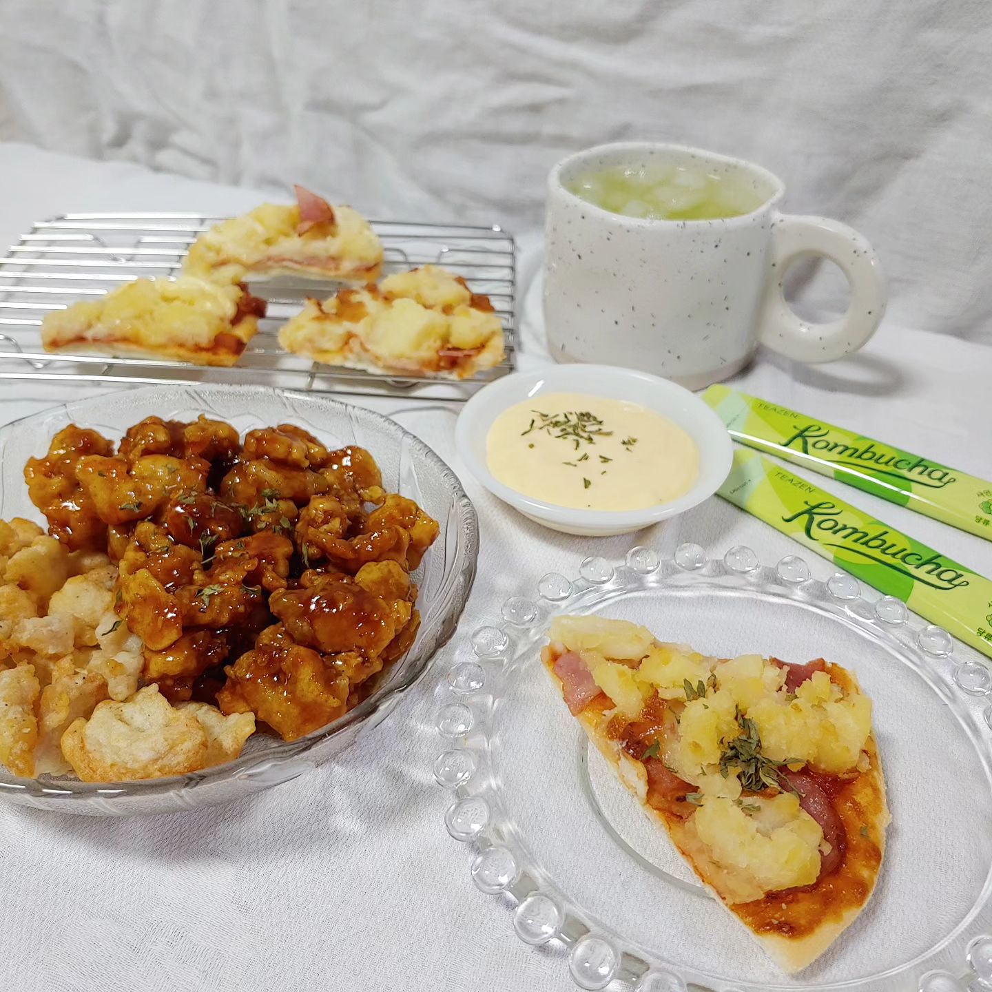 포테이토 피자🍕&닭강정🍗(potato pizza & chicken)

피자도우부터 직접 만든 피자와 닭 염지부터 직접 한 닭강정이에요!!😆

고구마 피자를 만들고 싶었는데 감자가 있길래 고구마는 상태가 좀.. 그래서 포테이토 피자로 만들었어요!🥔

사실 어제 만든건데 어젠 힘이 다 빠져서 그냥 먹어버리고 오늘 생각나서 남은거 모아서 찍었어요..ㅎㅎ 그래서 갯수가 좀..🤭

고구마 피자에 갈릭디핑소스를 찍어먹는걸 좋아해서 갈릭디핑소스도 만들었어요 ㅎㅎ

이번엔 콜라대신 콤부차랑 같이 먹으려구요 이런데는 원래 탄산을 함께 먹어줘야 기분이 나는 것 같잖아요😁
.
.
.
.
.
.
.
#피자 #닭강정 #포테이토피자 #피자만들기 #닭강정만들기 #갈릭디핑소스 #pizza #potatopizza #chicken #티콤챌린지 #티젠 #티젠콤부차 #콤부차