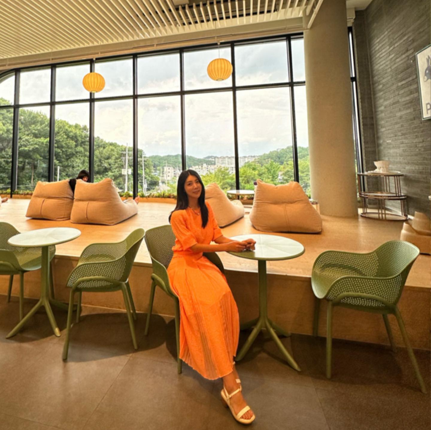 #협찬

내가 좋아하는 일상룩🧡
 ssolezia.official 

클래식하면서 페미닌한 브랜드,
‘S SOLEZIA 23 S/S 
시원한 촉감의 얇은 소재 셋업과 함께한 데일리룩🫶🏻

고급스럽고 여성스러운 무드의 #에쓰솔레지아

화사한 컬러라서 얼굴이 더 돋보이고 브랜드만의 
고급스러운 소재덕에 과하지 않아 자주 입게되요 ^^
(역광인데도 사진 잘 나오죠?)

특히 가벼운 소재와 신축성때문에
무더운 올 여름 교복처럼 입고 있어요ㅎ

#에스쏠레지아 #SSOLEZIA #여성복 #데일리룩 #하객룩