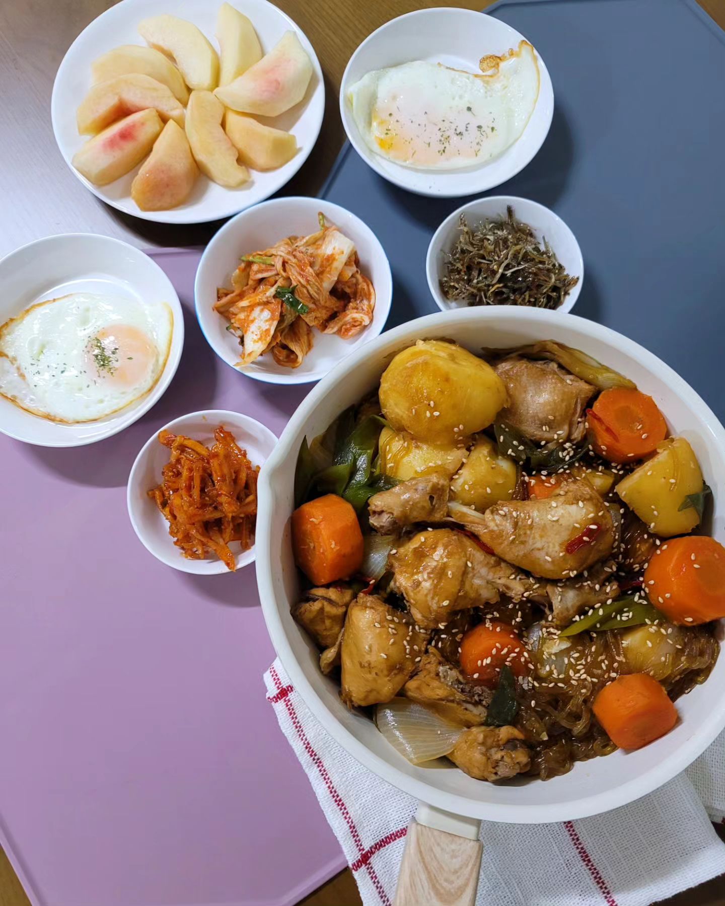 올 여름 닭 많이 먹는 느낌!
닭볶음탕을 주로 해먹는데,
이번에는 간장찜닭을 해보았어요 :)
고모가 보내주신 맛있는 복숭아는 디저트로 뇸뇸🍑 

+항상 맛있다며 리액션 해주는 송스방 때문에 요리 할 맛 나는듯🫶 아니면 내가 맛있어? 맛있어? 라고 백번 물어봐서 그런가😁
⠀ 

#오늘뭐먹지
#저녁메뉴
#간장찜닭