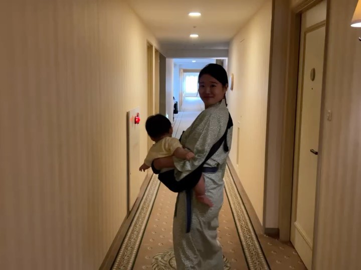 #오늘아님
.
.
8월 15일 광복절에 출발한 
일본 나고야여행

태풍의 영향으로 결항이어서
출발 전날 급하게 
나고야행 비행기를 도쿄행으로 변경
여러 사정으로 인해 (차마 일이 너무 많았던..)
남편은 인천에서 도쿄 나리타공항으로
나랑 어머님,시아는 도쿄 하네다공항으로 출발
남편이 하네다공항으로 와서 차 렌트하고
중간중간 휴식하면서 330km운전
나도 처음으로 해외에서 운전도전😳
생각보다 할만했던 것 같여행일남편이 고등학생 때 홈스테이했던 아저씨 아주머니 댁에가서 식사하려했는데
기자분이 와서 인터뷰하고 다음 날 지역신문에 실림 

큰 애기용품 매장을 발견 15만원을 썼는데 옷이 잔뜩..

99% 일본인들만 방문했던 가정집 료칸에서도 하루 숙박하고

남편 차 반납하러가서
혼자 호텔체크인도하고 방도 바꾸고 애기침대도 달라하고

여러모로 이번 일본여행은
다사다난해서 더 쓰고 싶은 일들도 많고 줄여서 쓴 일들 투성이고 날씨도 많이 덥고 지쳤었지만
절대 잊을 수 없는 여행이었다

.
.
#여름휴가 #일본여행 #나고야 #결항 #도쿄 #료칸 #온천 #일본운전 #신문기사 #지역신문 #잊지못할추억  #❤️ #baby #호랑이띠 #호랑이맘#초보맘 #딸맘 #도치맘 #육아소통 #일상기록 #육아스타그램