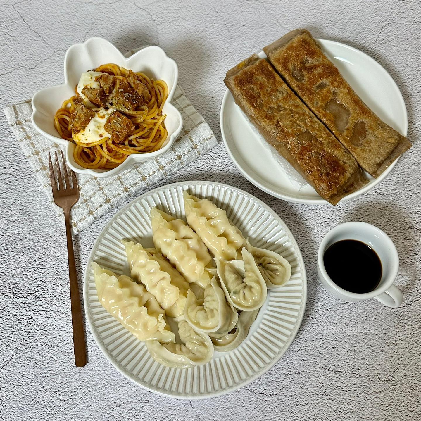 이영자의 만두만두만두 만-듀-🥟💛🎶

이영자가 인정한 ‘해화당’ 에서 맛있는 만두 3종을 보내주셨어용-!! 오예😍👍

갈비만두, 메밀지짐만두, 명란왕교자 3종🙌
우왕,, 이영자가 인정한 만두라니 얼마나 맛있을지 넘 기대되었는데 역시나 +_+!!!
전부~~다 너무 맛있게 먹었는데 
그중에서도 매콤한 청량고추가 들어가 맛있게 칼칼한 맛을 담은 메밀지짐만두가 가장 제 취향 이었어요! 
게다가 술친구로도 얼매나 잘어울리게여,,😉

✅시장 간식 그 이상의 만두 ‘메밀지짐만두’
제주산 메밀과 찹쌀가루로 만든 만두피는 너무나도 쫄깃해용!!
매콤한 청량고추가 들어가 칼칼한 맛이 일품
집에서도 메밀전병의 맛을 가볍게 느껴보세욥!

✅단짠 밸런스를 잡은 갈비구이 본연의 맛 ‘갈비만두’
진한 풍미를 갖고 있는 진짜 갈비를 사용했어요
부담스럽지 않은 단맛으로 질리지 않는 단맛!
간식, 반찬, 안주로 가볍게 여기저기 어울리지 좋아요!

✅입안에서 터지는 고소힌 명란의 맛 ‘명란왕교자’
명란과 날치알로 짭쪼롬하면서 톡톡터지는 매력적인 맛!
돼지고기 대신 실꼬리돔 연육을 더해서 더욱 진하게 바다의 감칠맛을 담았어요
고소한 마요를 더해 명란의 감칠맛을 제대로 잡았어요!

만두 러버들 이건 무조건 쟁여야 해유🙌😍🙌

.
.
.
.

#만두 #해화당 #해화당만두 #갈비만두 #메밀전병만두 #명란왕교자 #만두추천 #만두맛집 #먹스타 #간식 #안주추천 #안주맛집 #간식추천 #간식스타그램 #안주스타그램 #오늘뭐먹지 #소통 #먹팔 #맛스타 #홈쿡
