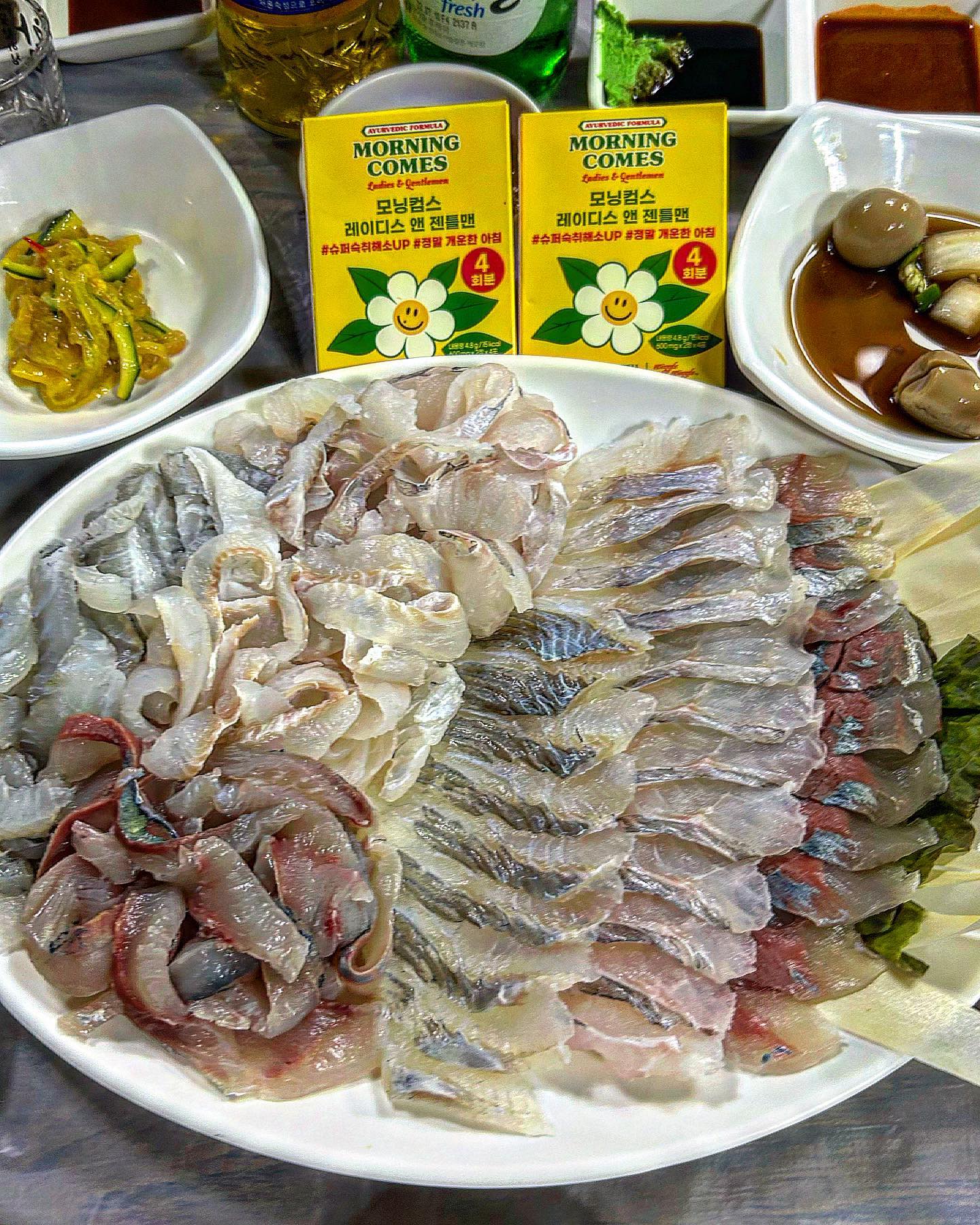 #협찬 단백질 안주(회) 에 모닝컴스 하나면 다음날 안무섭다 

엄마, 아빠, 아기 고양이가 살고 있는 후포 #왕돌회수산
멀리서 온 손님들 위해 회 시켜!! 소라 시켜!! 다시켜!! 
소주파였는데 더우니까 소맥이 물처럼 들어가는 거 있죠? 
소맥은 시원하고 잘 넘어가는데 숙취가 ^^.. 소맥은 마셔야
겠고 숙취는 무섭구 그래서 #모밍컴스레이디스앤젠틀맨 
먹어주기^_<  숙취해소제는 콤콤한? 냄새가 있어서 싫어
했는데 그런 냄새 없고 작은 알약이라 섭취도 편해요 
그리고 박스가 이쁘다는거❤️ 어제 네명이서 소주 열 한병에 
맥주 여섯병 먹었는데 괜찮은건 이 친구 덕분이에요
자주 보자 오래보자 모닝컴스야 희희

#모닝컴스 #모닝컴스레이디스앤젠틀맨 #요사모 #요즘사람들은모닝컴스 #숙취해소 #숙취해소제 #숙취해소제추천 #소주 #알쓰 #후포리맛집 #후포리 #후포맛집 #왕돌회수산 #모둠회 #술스타그램