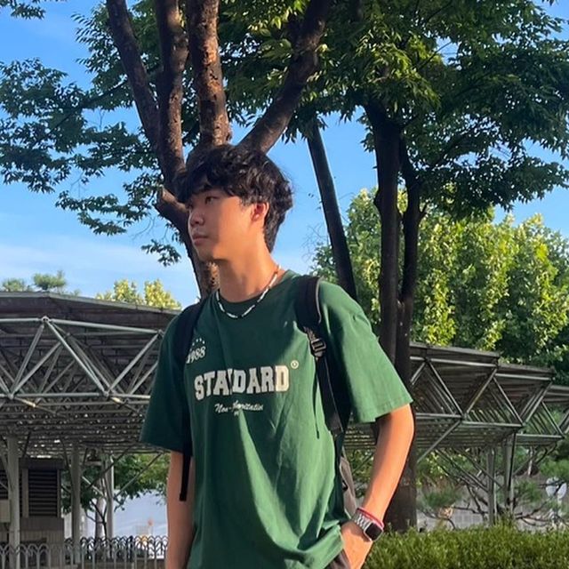 이재준 on Instagram: "#협찬 @standarderror_official IRT162 [컴팩트얀] 엔자임 워싱 스탠다드에러 스포티1988 레터링 반팔 시대를 초월하여 반복적으로 나타나는 현상을 새롭게 재해석하여 시간이 흘러