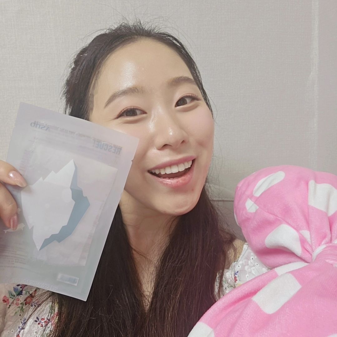 #협찬
신부팩이라해서 궁금했던 마스크 팩
환해진다는말이 딱 찰떡이었던 얇은 시트지 마스크팩
딱3일만 붙여도 피부가 환해지는 경험을 잔뜩했지뭐에용♡

요즘 무빙을 아주 아껴가며 보고있는데
오늘로 풀린 에피소드 모두 소진ㅠㅠ
얼른 수욜되어라~~~♡

팩을 한장한장 오픈할때마다 느끼는건데 앰플이 너무많이 들어있음♡
얼굴에 엄청 바르고, 팔.다리목에 발라도 남아서
앰플목욜할뻔 😆

행복한 밤보내요 모듀

◇ 구매링크 
https://smartstore.naver.com/tnbinternational/products/5856120045?NaPm=ct%3Dlkq7ac7c%7Cci%3Dffe431049cc54ebc99aed3024a20862606e721d5%7Ctr%3Dsls%7Csn%3D1140985%7Chk%3De91d5bee01c50db5ac9dcf46fcdde87e39beb66b

#에이스노 #에이스노마스크팩 #에이스노레스큐헬시루킹글로우시트마스크 #예신관리 #연예인팩 #예신피부관리 #웨딩팩 #화장잘먹는팩 #미백마스크팩 #화이트닝마스크팩 #밀크시슬마스크팩 #3일미백마스크팩