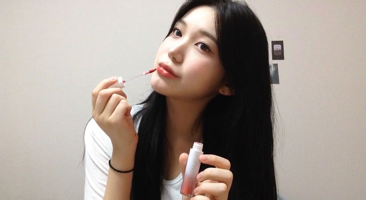 #협찬 #광고 

뉴 플레닛 틴트 💄✨
과즙의 청량한 색을 그대로 담은 과즙틴트
투명하고 도톰한 물막이 감싼 듯 탱글한 립

입술이 건조한 편인데 끈적임 없이 촉촉한 글로우 틴트 🫧
흡수도 빠르고 컬러도 오래가서 너무 좋았어요 🫶🏻

제가 사용한 틴트는 
03 드래곤 플레닛
04 리치 플레닛
05 에프리콧 플레닛 💓
09 플럼 플레닛

10~12호 제품은 코스모스 에디션으로 신상 컬러 출시✨

〰️ 글로우 틴트 애용하시는 분들
〰️ 도톰하고 탱글한 입술 표현을 원하시는 분들
〰️ 글로우 틴트의 낮은 유지력으로 매번 지워져서 힘드셨던 분들 뉴 플레닛 틴트 추천 드려요 🩷

#s2nd #에스투엔디 #뉴플레닛틴트 #틴트추천 #틴트 #탕후루립