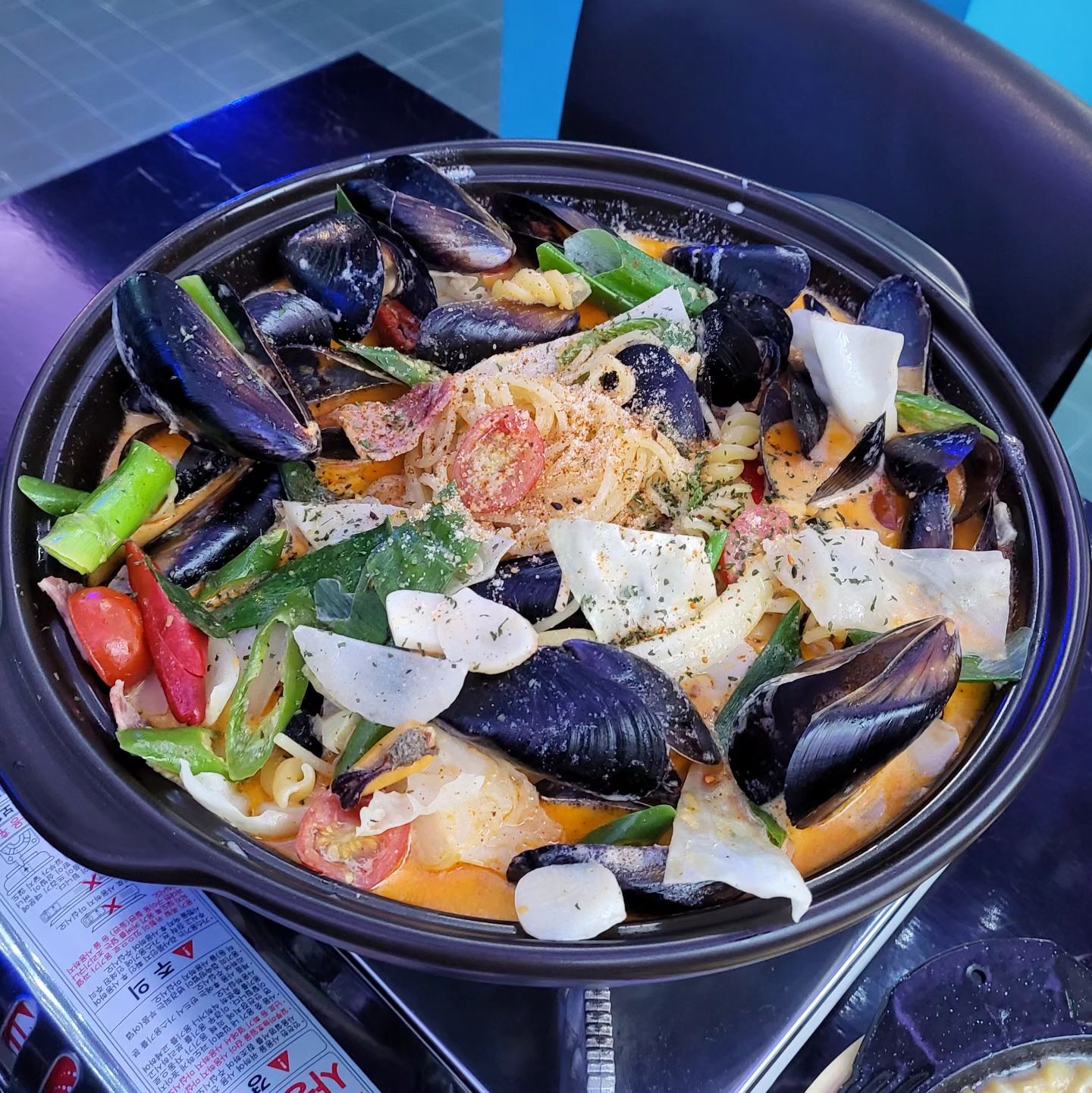 당산동 레트로한 분위기 술집
영등포구청역 아띠

📍서울 영등포구 당산로32길 9 2층

식사까지 가능한 술집
안주류 주류 다양하게 있어요 :)
시그니처 메뉴 크림홍합파스타
매콤한 치즈불닭 #jmt
술이 술술 들어가는 안주 조합이에요 ><

#맛집 #술집 #술스타그램