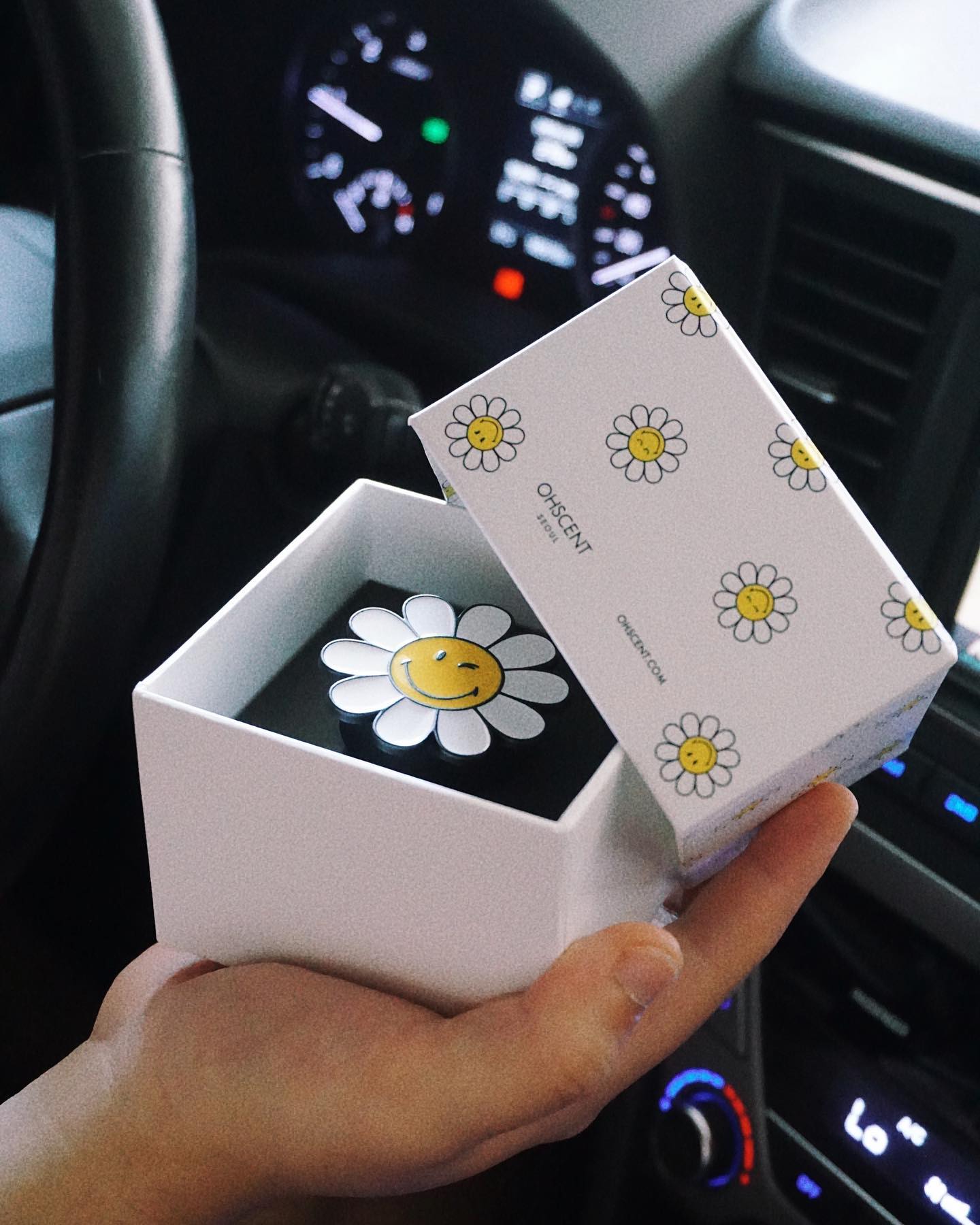 입주하자마자 준비한것!🌼 #광고
둘다 향에 예민한 편이라 신중히 고르는 편인데
역시 오센트 왜 유명한지 납득되요😂

요즘 가족들도 많이 모셔야하는 차량에는 
오센트 스마일리월드 데이지 차량용방향제🌼
상쾌한 아침이 생각나는 클로브와 리프향에
제주의 꽃집에 들어간 것 같은 릴리 베이스
금속소재라 튼튼하고 고급스러운건 덤!
너무 마음에 들어서
리필캡슐을 바꿔가며 다 사용해봐야겠어요🥹💐

침실과 드레스룸에는 
오센트 스마일리월드 데이지 퍼퓸 샤쉐🌼
상큼한 레몬과 그린리프에
앰버 베이스의 향이라
부담스럽지 않고 누구나 좋아하는 향🤍
화장실 수건장에도, 곧 다가올 가을철 옷에도 
실내공간용, 섬유용 퍼퓸 샤쉐니까 어디든~

좋은 향기 퐁퐁나는 집 만들기
오센트로 함께 해봐요🤍

🌼 ohscent 🌼

⠀ 
#오센트 #ohscent #퍼퓸샤쉐추천 #차량용방향제추천
#신혼부부 #신혼집꾸미기 #신혼집인테리어