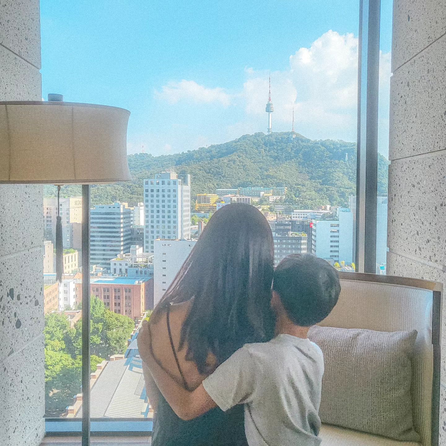 지난 주말에 #명동성당 #남산타워 보이는 
호텔에서의 #호캉스🌳

✔️무제한 이용이 가능한 남산타워뷰 라운지
✔️호텔 정문을 나서면 명동야시장!!
✔️바로 맞은편은 명동성당🏰

제가 다녀온 #로얄호텔서울 위치가 너무 좋고
특히 라운지 음식과 조식이 너무 맛있었어요🩷

한국 스타일 객실도 너무 좋았고🇰🇷🇰🇷
명동성당뷰 객실도 완벽하고👍
#명동여행 하기 좋은 위치였어요.

🏡1박2일일정
1️⃣체크인하고 라운지에서 저녁까지 놀다가
2️⃣명동성당 구경하고
3️⃣명동야시장에서 이것저것 사먹고 
4️⃣다음날 조식먹고 팥빙수먹고 체크아웃

역사깊은 #로얄호텔
4성급호텔인데 최근에 묵었던 5성급호텔보다 
더 좋았던 호캉스🩷

 📍로얄호텔서울
서울 중구 명동길 61
