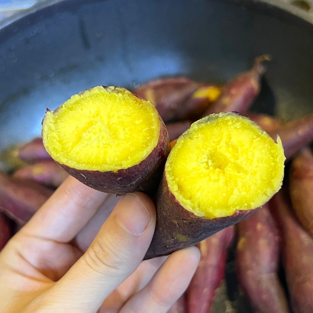 칼로리 걱정없이 건강하게 즐기는 최고의 간식
뭐니뭐니해도 고구마가 아닐까요?🧡

전 그 중에서도 너무 달고 묽은 호박고구마보다는
밤고구마를 선호하는 편이라
쿠팡에서 "해남 달망 밤고구마" 구매해봤는데요🥔

그 후기는...
제가 딱 찾던 포슬포슬 밤같은 고구마!!!
고소하고 담백하니 무한으로 들어가는 게
식사보다 더 많이 먹잖아??!😅
쭈먹조합으로 김치로 이불을 덮어 먹어도 맛있고
고구마 맛탕&튀김으로 먹어도 맛있을 거 같네요

내돈내산으로 구매했지만
주변에 널리널리 알리고 싶은 맛이랄까물고구마 삐익❌ 아니구요
고소하고 담백한 밤고구마 찾고 계시다면 요 제품
 jju_allreview 가 추천합니다

🔽구매링크https://www.coupang.com/vp/products/7490239456?vendorItemId=85226038667&sourceType=MyCoupang_my_orders_list_product_image&isAddedCart= 
🍴 10kg_ 40,990원