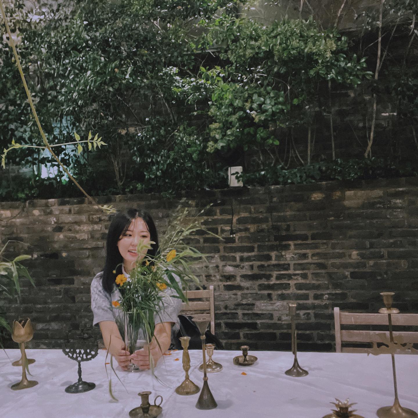 여름, 꽃 💐 비오는 날의 #앞산주택 apsanhouse 
넓은 정원에 꾸며진 테이블과 비오는 날의 흙 냄새,
흰 테이블보 위에 올려진 촛대 센터피스가 고풍스러운 느낌.

맛있는 식사 뿐만 아니라 돌잔치도 가능 👼

📍 대구 남구 현충로1길 16 / 대명9동 526-31
⏰ 10:00-22:00, 라스트오더 20:30
✏️ 단체석, 주차, 예약, 포장, 공간대여, 돌잔치

#대구돌잔치 #대구돌잔치장소 #앞산주택 #앞산주택돌잔치 #대구공간대여 #대구모임장소 #앞산카페 #앞산맛집