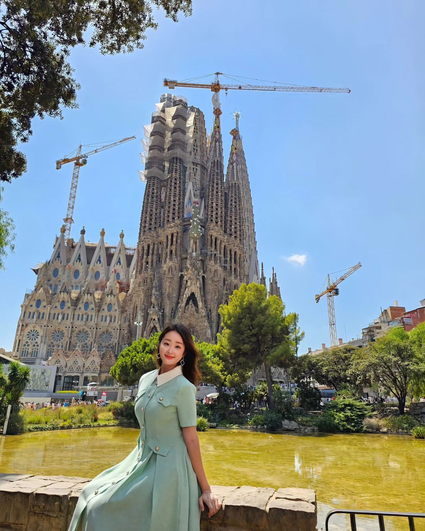꿈에 그리던 가우디 건축물을 눈에 담아 왔습니당🏰
스페인은 지금 찜질방에 온 듯한 40도가 넘는 더위를 기록하고 있다!
이게 어느 정도냐면 너무 더워서 자연발화 하는 풀을 볼 정도다.
이런 끔찍한 더위가 무색할 정도로 바르셀로나는 건물 하나하나가 아름다웠다🇪🇸

곳곳에 천재 건축가 가우디의 손길이 닿아서 그런 걸까?
특히도 유명한 것은 #사그라다파밀리아 인데, 중학생 때 EBS 다큐를 보면서 가우디 천재성의 위대함에 대해 감명 받고 '나도 언젠가 저길 가서 실제로 보고 느끼고 싶다'라며 막연히 생각했었다! 
실제로 가서 보니 티비에서 볼 때보다 훨씬 대단했다. 상상했던 것보다 웅장했다. 그리고 무섭고 음침했다. 감탄과 동시에 당혹감을 안겨주는 가우디 성당.💀 

"곡선은 신의 선이고, 직선은 인간의 선이다." 라는 가우디의 말처럼 그의 건축물은 곡선미가 눈에 돋보였다.
빛이 가득 들어오는 오색 빛의 스테인드글라스와 뼈, 해골, 야자수 등 자연을 담은 듯한 내부는 예술에 문외한인 내가 봐도 참 예뻤다.
사그라다 파밀리아는 가우디 사후 100주년에 맞춰 완공할 예정인데(과연 3년 안에 완공될까?), 완공이 된다면 다시 한번 가서 그의 걸작을 느껴보며 가우디는 미완이었던 자신의 완성품에 대해 하늘에서 어떻게 바라볼지 생각해보고 싶다. 

바르셀로나에 있다가 한국으로 돌아오자마자 우리나라의 건물이 눈에 띄었는데, 직선으로만 되어있어 무미건조하고 빽빽한 아파트들에 답답함을 느꼈다. 직선으로만 되어있는 우리나라 구조물로 인해서 국민들의 성격이 여유가 없어지고 빨리빨리의 민족이 된 게 아닐까? 획일화되고 자율성이 없는 주거 공간으로 인해 사람 심리가 형성되고 그게 굳어져 지금까지 이렇게 억지로(?) 근면성실히 살아온 건지 의심해 본다.😅