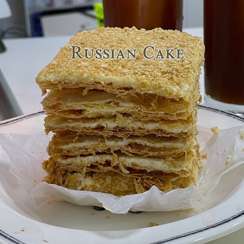 📍 동대문 러시아케익

이날은 친구랑 집에서 먹기 위해 포장을 해왔었다.비 온 날이라 비를 좀 맞았네 ㅋㅋ

✔ 나플레옹 케이크 7,500

케이크 상자 안에 딱 맞게 들어가서 뭔가 기분 좋음 ..달달한 연유가 들어있는 케이크라 쌉싸름한 아이스 아메리카노도 함께 준비했다.뭔가 크레이프 케이크가 한 겹씩 바삭해진 느낌의 나플레옹 케이크는 달달 파삭한 게 계속 손이 가도록 만든다.가루가 많이 떨어져 조심하고 먹어야 하지만 달달, 고소함이 입안 가득 차 기분 좋음이 가득 퍼진다.

자세한 리뷰, 프로필 링크 가능⬇
https://m.blog.naver.com/syeonni/223189775114
