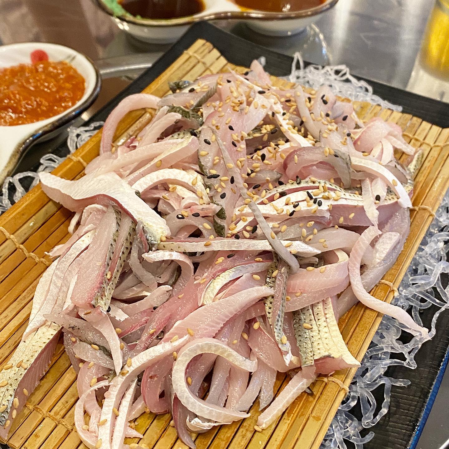 극강의 가성비 ! 5일만에 재방문한, 요즘 한창인 여름전어와 새우구이를 포장가로 맛볼 수 있는 곳. 이전엔 요리 스끼가 많이 나오는 횟집이었는데 테이블당 3천원 상차림비 + 포장가 현금결제 + 셀프형식으로 바뀜 (회만 많이 먹을 수 있어서 넘 좋다 ㅋㄷ) 사진은 전어 2-3인 22,000 / 활새우 500g 14,000 가격 미쳤고 ,, 심지어 소주맥주 2천원이라 같이 간 친구 꽐라돼서 나감 ㅠ
.
.
.
.
#무등수산수산물직거래장터
#월산동맛집
#전어회 #대하소금구이
.
#도덕의맛따라멋따라_광주