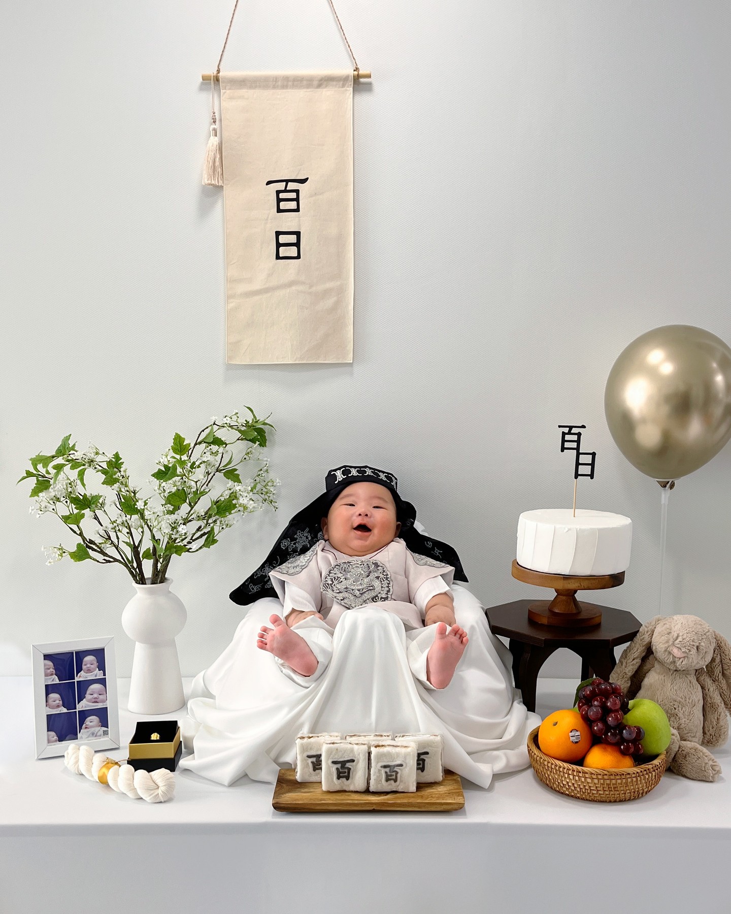 ⠀
#사랑하는 #내새끼 #축100일
수많은 수식어 다 필없고
내새끼가 짱 ,,
⠀
언제 오나 기다리던 100일이
시간 참 빠르다고 거짓말처럼 오네 ,,
고생했어 ,,
나,,
도하아빠,,
우리엄마도,,
⠀
지금도 건강하지만
엄마랑 아빠랑 오래오래
심-히 건강하고 튼튼하고 똘똘하자
우리가족 ♥
