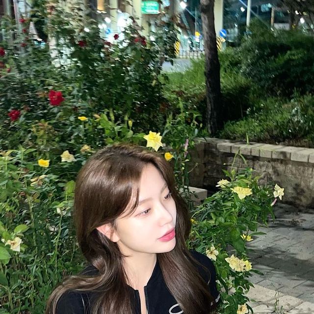 김지연 on Instagram: "안 취한 척😵‍💫 #광고#바틴#의류#협찬#상의#티셔츠#크롭탑"