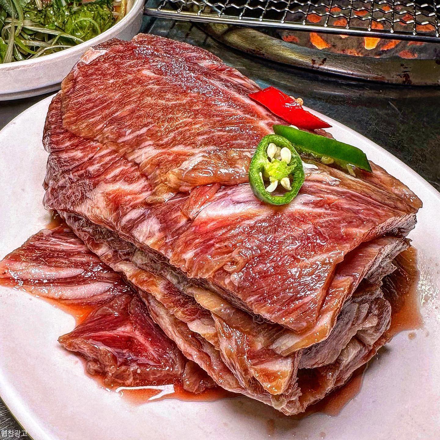 우대갈비의 새 역사를 쓴다
안 먹어보면 후회하는 찐맛집❣️
.
.
🐮#공탄
.
.
인덕원에서 회식은 바로 여기☝️☝️
평일에도 웨이팅 있는 핫플🔥이지여

우대갈비랑 부드러운 안창살을 주문!
단짠하고 감칠맛 도른 양념이
먹자마자 감동으로 마구 밀려와~~🤪
국내산 마늘 범벅인 안창살도 ㅈㅁㅌ❤️

연탄불로 구워 불향가득~ 육즙가득~
쌈장도 필요없이 고기자체로도 맛있어요🧡
여기에 맵칼한 맛 제대로인 된찌랑
함께 먹으면 무한흡입 쌉가능‼️

맛있다고 과식해서 집 갈때
뚠뚠한 배 들고간건 비밀🤭

양념숙성고기 제대로 맛보고 싶다면
주저말고 공탄으로 같이 가요 :)
.
.
.
🐮gongtan_official
🐮경기 안양시 동안구 인덕원로 30 1층
🐮평일 17:00~24:00, 주말 12:00~23:00, 브레이크타임 15:00~17:00, 월욜 휴무
🐮양념 우대갈비 1인₩28000, 양념 안창살 1인₩22000, 된장찌개₩2000, 공기밥₩1000
.
.
.
#성장기삐야긔
#인덕원맛집 #안양맛집 #안양회식 #인덕원회식
#안양데이트 #안양맛집추천 #안양고기집 #우대갈비
#우대갈비맛집 #안양소고기 #안양술집 #인덕원술집