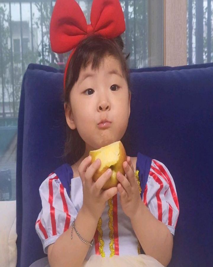 오늘은 공듀님 코스프레
백설공쥬는 사과만 먹는다더니...🗣️
오징어에 굴복....ㅋㅋㅋㅋㅋ
