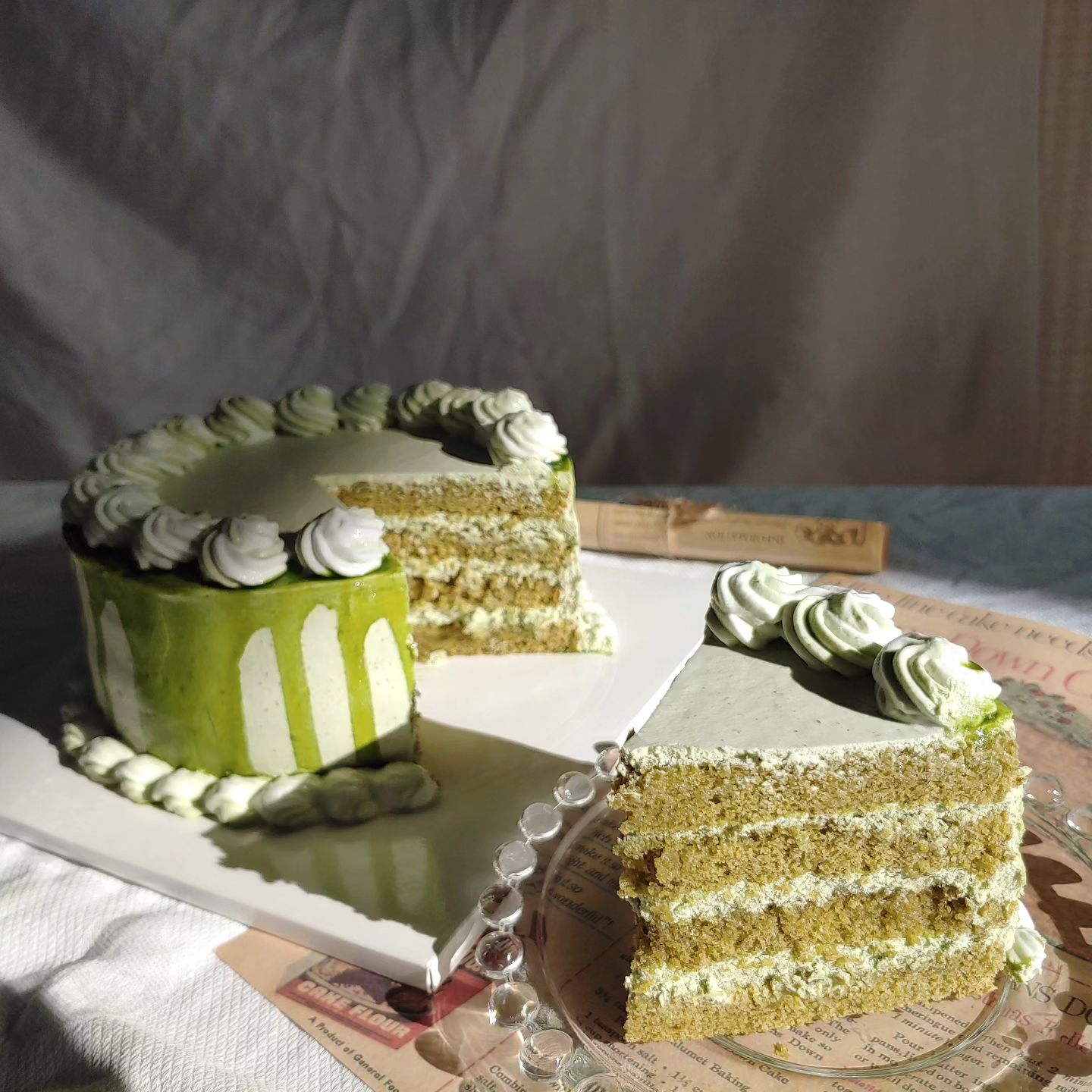 말차 케이크🌱(matcha cake)

말차 케이크는 처음 만들어봤는데 동생이 녹차케이크를 먹고 싶다고 해서 만들어봤어요!

제 입에는 완전 녹차맛이던데.. 동생은 녹차맛이 좀 약하다나 그러더라구요 ㅎㅎ

제가 녹차, 말차 디저트를 그렇게 좋아하는 편은 아니라 그런지 그렇더라구요

그래서 사실 녹차랑 말차랑 구분도 잘 몰라요..ㅎㅎ 

다음엔 더 녹차녹차하게 만들어주려구요😁
.
.
.
.
.
.
.
.
#녹차케이크 #말차케이크 #matcha #matchacake #greentea #greenteacake #cake #케이크 #녹차 #말차 #케이크스타그램 #굽스타그램 #bakery #baking