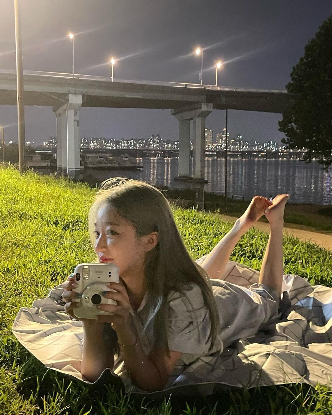 김바다ღ on Instagram: "#광고 날 풀려서 한강 🌙 한강 피크닉엔 역시 요런 개성있는 매트 필수져 ? 바다 , 캠핑에서도 쓸 수 있는 프리미엄 소재에요 ˃̵͈̑ᴗ˂̵͈̑ 땀에도 끈적이지