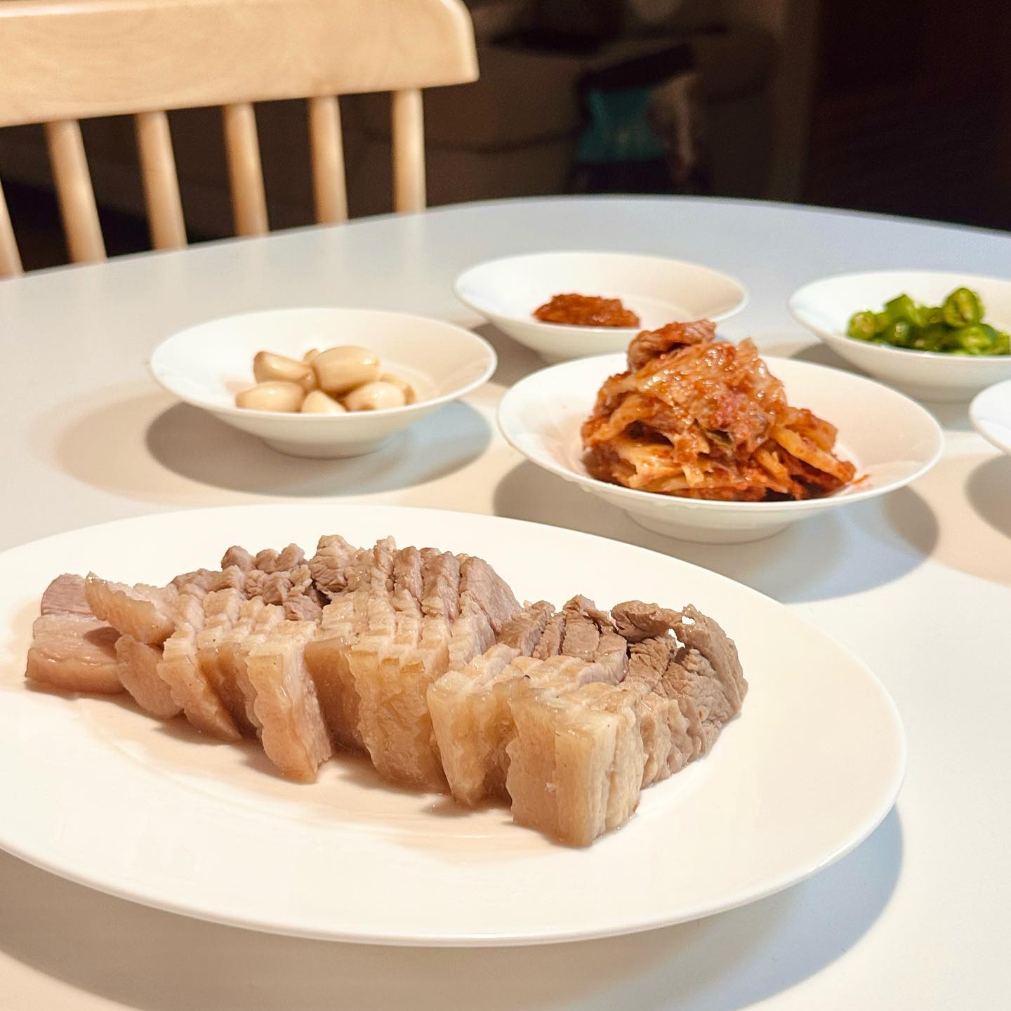어제는 퇴근하고 집에서 수육!
오자마자 고기부터 올려놓고
씻고 이것저것하니 완성🍖

#수육 #보쌈 #삼겹살수육 #집밥 #요리 #홈쿡 #고기 #고기력상승 #마늘장아찌 #집밥메뉴 #저녁메뉴 #직장인요리