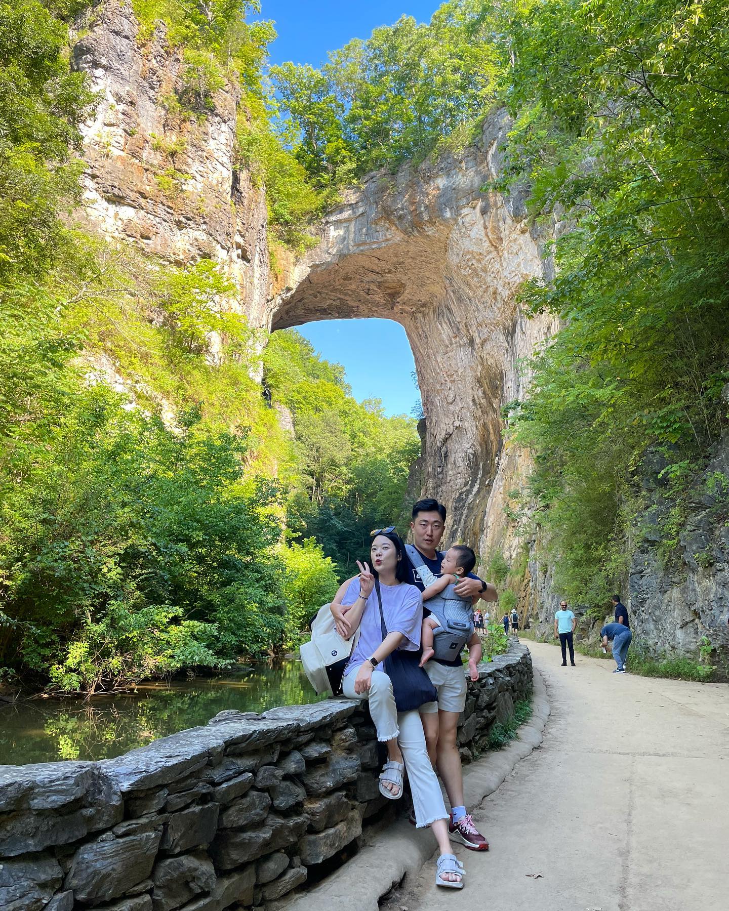 📍Natural bridge state park🌳🍃

지난번 여행때 다녀온 내추럴 브릿지 주립공원! 
산책로는 그냥저냥 대전의 보문산 걷는듯한 기분이었지만😅 
자연으로 만들어진 내추럴 브릿지는 정말 멋있었다! Gooood👍

마지막에 돌아오는 길에 만난 야생 수달 가족도 만났는데 
이 날 처음 수달을 otter라고 부르는지 알았다고😅
매일매일 영어 수업 듣는거 같은 요즘..ㅋ
이거 뭔가 비행 할때보다 영어를 더 많이 하는듯요..?

#미국생활 #내추럴브릿지 #NaturalBridge