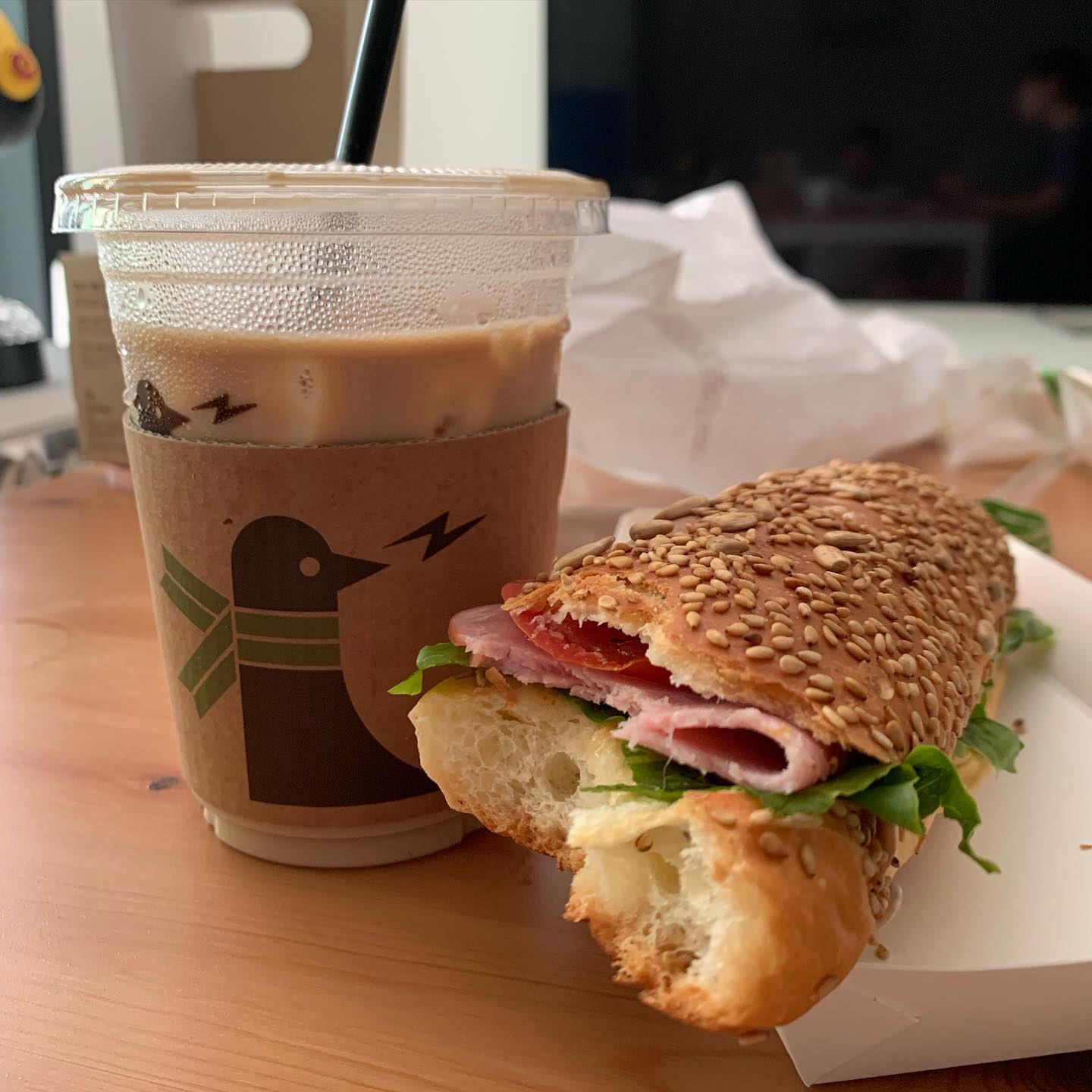 커피는 그레도
샌드위치도 그레도
배달은 친구찬스 🥪
#그레도제빵사 
#카페라떼아이스
#베를린샌드위치