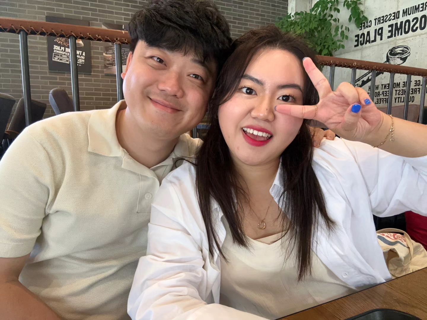 .
오랜만에 강릉에 사진찍으러 놀러나왔다가
너무 더워서 투썸으로 피신왔어요
아직도 해수욕 하시는 분들이 많네요!!
.
요즘 날씨가 점점 좋아지는데 주말엔 다들 뭐하시나요??
.
#예비부부기록 #사근진해변카페 #강릉가볼만한곳