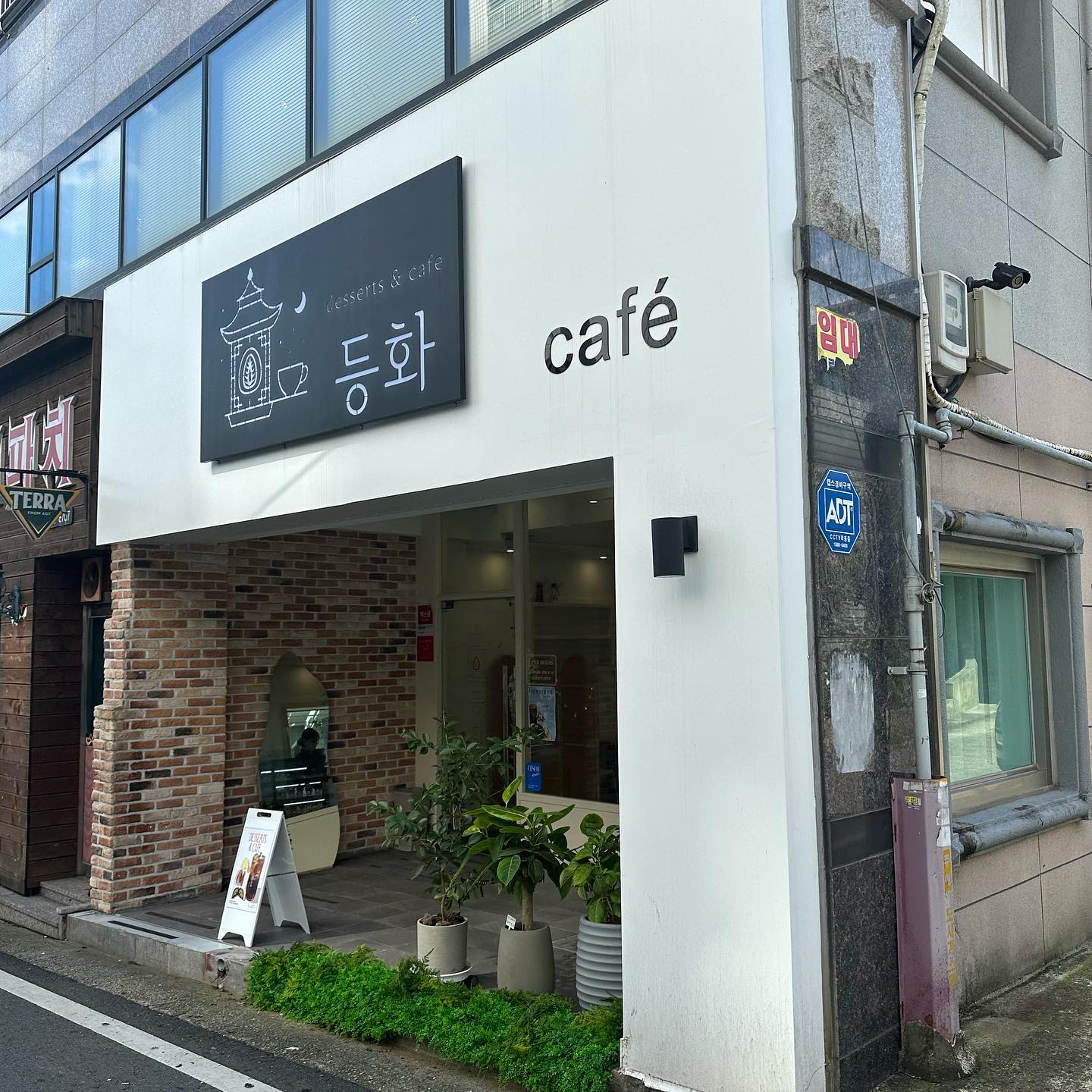 광주 쌍촌동 카페 #등화 수제과일찹쌀떡을 당일에 만들고 판매해서인지 먹었던 파인애플, 복숭아 찹쌀떡은 너무 신선했다요🥹 이거 먹기 위해 가까운 여수 냅두고 순천에서 광주까지 갔다😤😤 신혼부부가 운영해서인지 인테리어도 아기자기하고 취향저격🔫 요거트바크에 견과류도 고소하고 소금빵 잠봉뵈르는 말해뭐해.. 맛없없 조합 ㅠ 다음엔 올땐 다른 과일찹쌀떡도 먹어봐야지..🩵 #광주 #쌍촌동카페 #내방동맛집 #쌍촌동맛집 #내방동카페 #광주과일모찌 #협찬