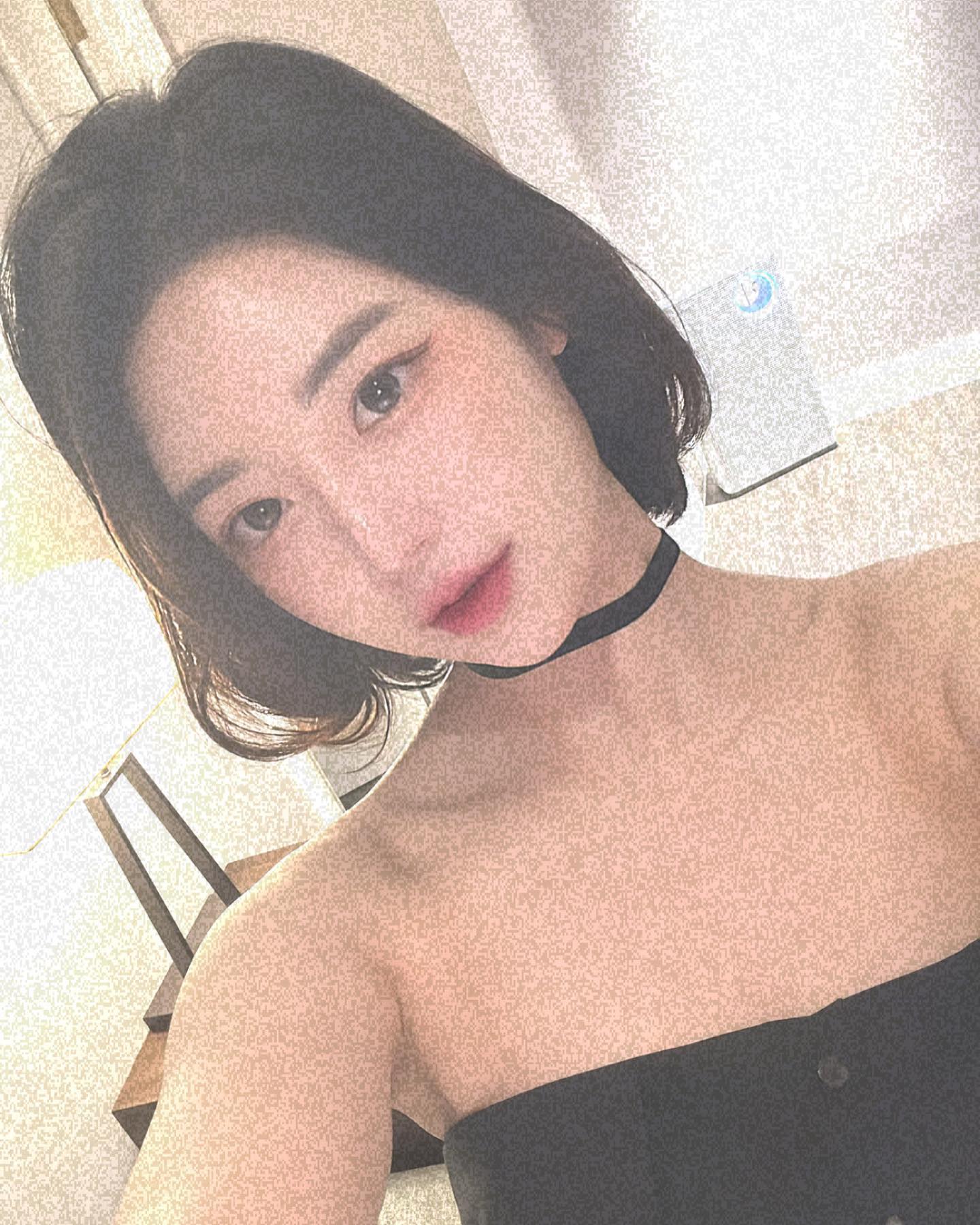 오프숄더에 초커룩 꽂혀버렸지모야~