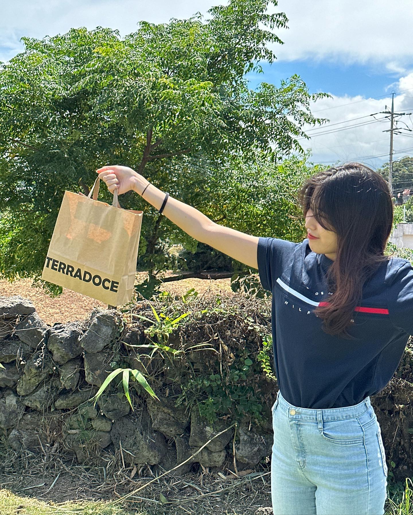 #제품제공 
제주에서만 맛볼 수 있는 카스도스 맛보러 테라도스 정복💛
_
카스도스가 곧 서울로 상륙한다고 합니다!!
재료를 아낌없이 넣어서 부드럽고 고소한 카스테라에 계란+설탕코팅을 입혀 부드러움과 바삭함을 한 번에 잡은 카스도스🍞
계란빵이나 카스테라와는 또 다른 맛과 식감이라 신기하고 새로운 디저트였어요🫨
겉은 설탕코팅 덕분에 오도독한 식감과 은은한 단맛을 느낄 수 있었고, 설탕코팅 + 계란코팅이 합쳐져 마치 크림브륄레의 향이 느껴지는 듯한 느낌🫢 숙성 카스테라 또한 부드러움이 가득해서 먹으면 즐거운 디저트 그 자체입니다😉💛
_
곧 서울 입점 예정이라니, 서울러들 얼른 달여가자구요🫶🏻
_
#테라도스 #테라도스제주 #terradoce #제주카페 #제주도카페 #제주디저트 #제주디저트카페 #제주카페추천 #제주카스테라 #제주가볼만한곳 #제주도카페추천