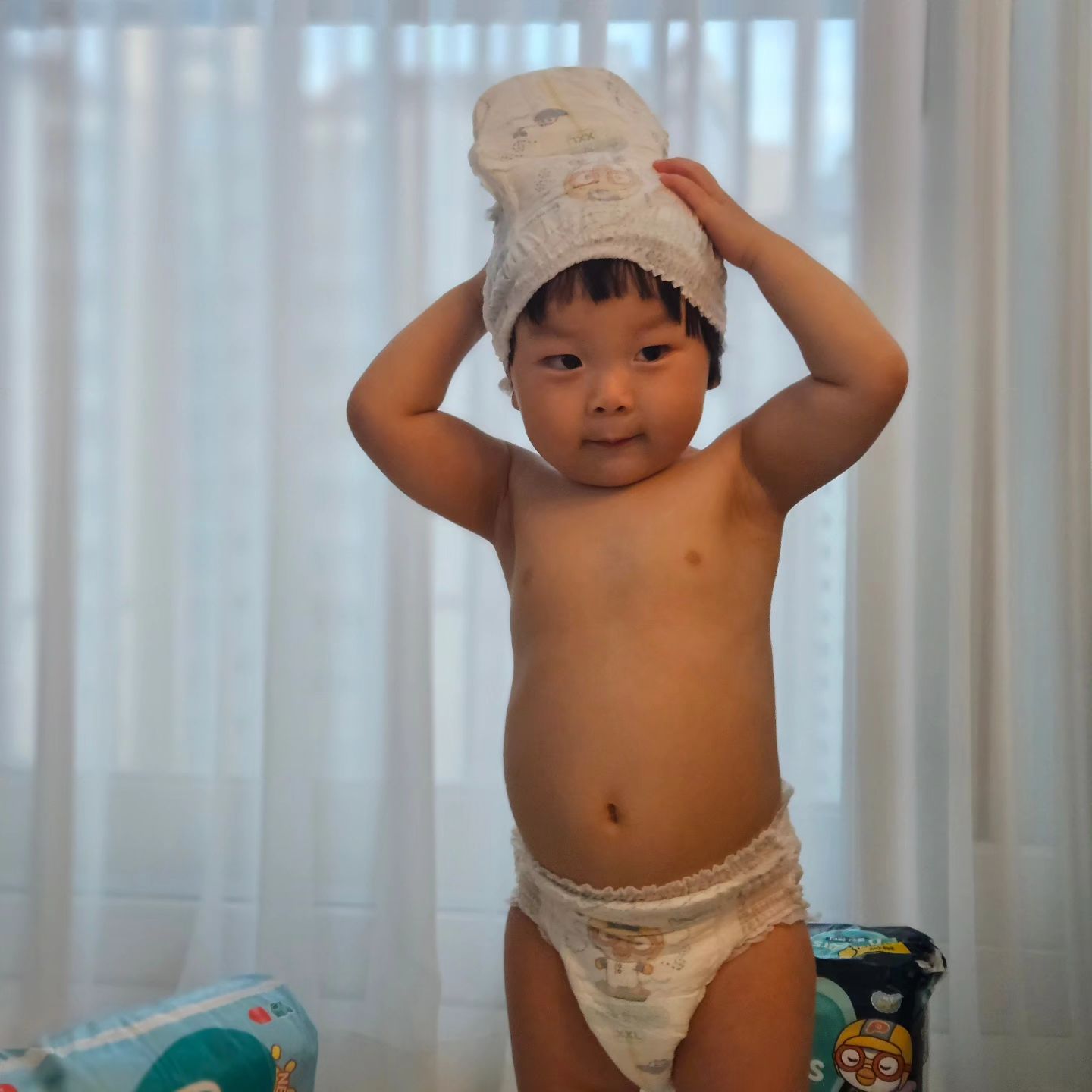 #팸퍼스협찬 #팸퍼스광고 #팸퍼스에서온선물

분유 수유량, 물 섭취량이 또래 친구들보다 많았던 온유는 유명하다는 기저귀들 다 써봐도 계속 새서 저는 이불 빨래 옷 빨래에 지쳐 있었어요🫠 그렇게 계속 기저귀 유목민이었는데, 육아맘들의 추천을 받아 팸퍼스를 써본 후 샐 걱정도 없고 발진도 나지 않고, 배둘레가 큰 온유인데도 신축성이 좋아 자국이 거의 나지 않아서 너무 만족스러웠답니다😊 
팸퍼스로 정착해서 내돈내산으로 쭉 사용하며 주변에 추천도 많이 했어요! 이정도면 팸퍼스 찐팬 인정이죠?🩵

이번에 좋은 기회로 #팸퍼스에어차차썸머팬티 와 #팸퍼스통잠팬티 를 선물받아 후기 글을 작성하게 되었어요🫶 

✔️19개월 온유는 86cm 13kg 배 둘레가 조금 큰 편인 아기라 6-7단계 (XXL 사이즈) 를 사용하고 있어요! 팸퍼스 기저귀는 온라인으로 구매 가능합니다🩵

낮에도 밤에도 팸퍼스와 Cool~하게 통해볼까요?!🧊 

🌞 #낮기저귀 #에어차차썸머팬티
팸퍼스 쿨케어 시스템으로 여름철 피부자극 걱정 굿바이!
여름철이라 더욱 걱정되는 기저귀 내부온도를 2도 낮춰주고, 2만개의 에어홀로 통풍이 잘 되며, 팸퍼스 1초 흡수층으로 소변이 빠르게 흡수되어 더욱 쾌적하게 착용가능해요! 

🌙 #밤기저귀 #팸퍼스통잠팬티
3중 샘 방지와 10배 흡수파워로 밤샘 걱정 굿바이!
물 마실 때 300ml 원샷 때려버리는(?) 온유라서 소변양도 워낙 많은데다가 잘 때 데굴데굴 굴러다니는데도 통잠팬티와 함께라면 안심이에요😊 통잠팬티는 워낙 밤기저귀로 유명하죠? 360도 허리밴드와 신축성 2중 다리밴드로 흡수력이 정말 좋답니다!

감사해요 팸퍼스!🩵 pamperskr

#팸퍼스여름낮밤기저귀 #팸퍼스기저귀 #팸퍼스에어차차 #팸퍼스통잠팬티 #기저귀비교 #기저귀는팸퍼스 #여름기저귀추천 #팸퍼스로통한다 #나랑통하는기저귀 #팸퍼스기저귀 #팸퍼스신제품 #팬티기저귀 #팬티기저귀추천 #여름기저귀 #낮기저귀 #밤기저귀 #기저귀 #기저귀추천 #기저귀샘플 #팸퍼스체험단