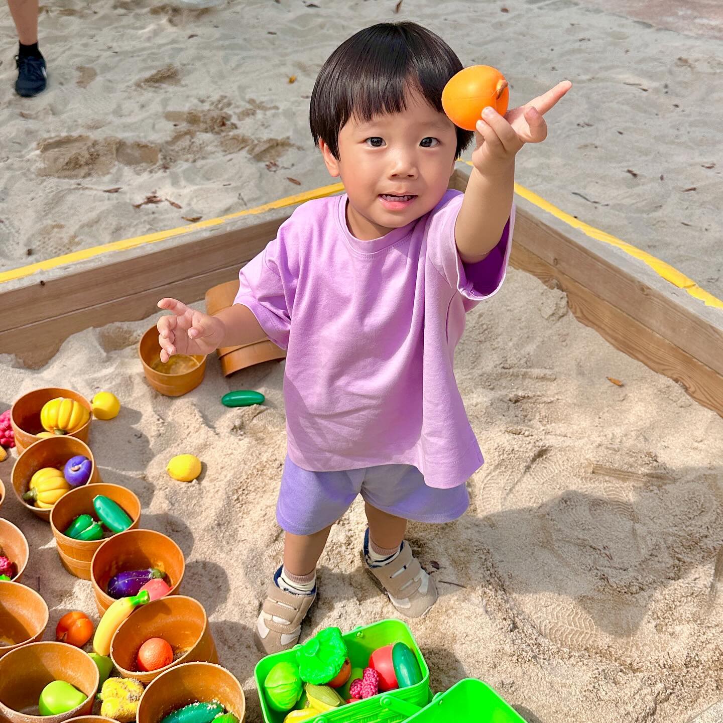 🫧🤍
꿈과 환상의 나라 🌿💚
⠀
계획과 다르게 흘러갔던 오늘이었지만
아주아주아주 행복행복행복 !!!!
⠀
그새 쑥 커버린 사랑이는 꽤 많은 놀이기구를 탈 수 있게 되었다
무서워 할 줄 알았는데 오히려 너무 재밌다며 감동했던 사랑이 ㅋㅋ🩷
생각보다 하라도 씩씩하게 탈 수 있는 놀이기구가 많았다ㅎㅎ😆
아.. 사파리랑 푸바오는.. 진작에 시도도 못했음 ㅋㅋ
담번에 올 땐 꼭 사파리가야지!!!! 💪🏻💪🏻💪🏻
⠀
오빠의 결단과 작은엄마빠 아니었음 오지 못했을 에버랜드...🥺🤍👍🏻
감사합니동.... 😭😭😭💖
⠀