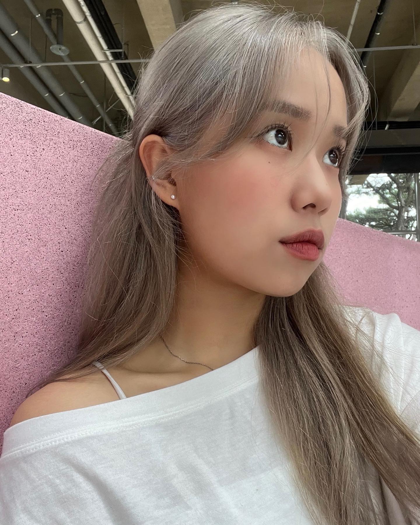 맑은 눈의 광인이랄까?
탈색한김에 염색 뽕뽑는중인데 
머릿결 내가 미안해...🫨
.
.
.
.
#셀카 #셀피 #오늘의코디 #여자코디 #데일리룩 #오오티디 #티셔츠코디 #캐주얼룩 #ootd #daily #dailylook #염색 #반묶음 #가시번 #인친 #셀스타그램 #일상 #맞팔 #선팔 #팔로우 #좋반 #좋아요 #훈녀 #like4likes #fff #follow4like #서울 #99 #00