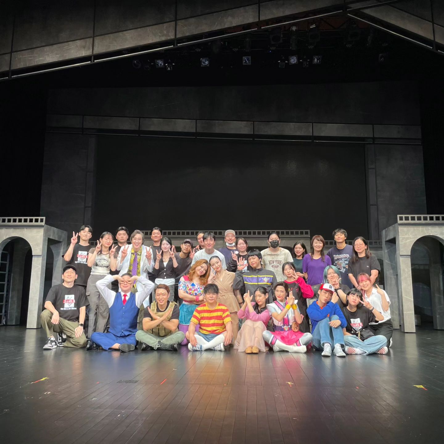 2023.8.26 토요일
.
6월 5일에 첫 리딩을 시작으로, 8월 4일부터 26일까지 약 3주에 걸친 첩보가족뮤지컬 <코드네임X>가 막을 내렸다
나는 엄마 역할이지만 앙상블, 멀티도 겸하면서 약 75분동안 8번의 의상체인지가 있었다😂 농담반 진담반으로 옷만 갈아입으면 공연이 끝나있다고 했었는데..ㅋㅋㅋ 사복에서, 그리고 사복으로 갈아입는 것까지 한 회당 옷 갈아입는 것만 10번🤣 그렇게 총 480번의 의상체인지가 벌써 끝났다 ㅋㅋㅋㅋㅋ
좋은 동료들 덕분에 즐겁게 마무리할 수 있었고, 놓치고 있던 것들을 다시 되새기며 또 많이 배울 수 있는 시간들이었다🙏 
스텝들도 한 명 한 명 다 사진을 남기고 싶었지만 진작에 그러지 못한 내 자신을 원망한다ㅠㅠ
연출님과 조연출님,PD님, 많은 감독님들, 어두운 곳에서 묵묵히 힘써주신 많은 스텝분들 정말 감사했습니다!! 건강하게 또 만나요🫶❤️
무더운 날씨와 태풍에도 굴하지 않고 극장을 찾아주신 많은 요원분들께도 모든 사랑을 보냅니다 감사합니다😎💕
.
"가슴에 한 손을 대고 고갤 숙여 그 다음에 한껏 큰 숨을 쉬는거야
이제는 준비가 됐어 날아볼까
생각한대로 하면 돼 실패는 두렵지 않아
나 자신을 믿으면 돼 할수있어!!!!💪💪💪"
.
#공연스타그램 #뮤지컬 #가족뮤지컬 #코드네임X #첩보가족뮤지컬 #가족뮤지컬추천 #관악아트홀 #의상체인지 #환복장인