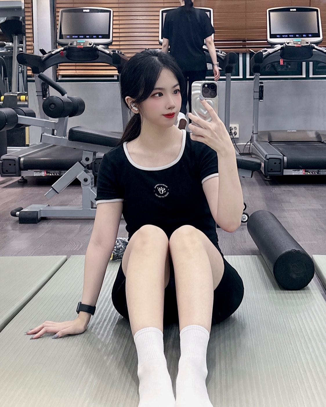 #첫줄 

새벽에 어운완도 지나버린 금요일 운동 올리기🫠 운동 시간을 저녁반으로 옮기고 운동이 11시쯤 끝나니까 피드 하나 올리는 것도 힘들어요ㅠ_ㅠ 집와서 밥먹고 씻고 자기 바쁨

살이 잘 안 빠지더니 아프고 강제로 빠졌어요 근손실이겠지 눈물,,,˚‧º·(˃̣̣̥˓̭˂̣̣̥)‧º·˚ 담주부터는 간간히 댓글열고 와주시는 분들 피드 놀러가고 해야겠어요 은근 기다려주시는 분들이 있더라구요😳

_ 
#오운완 #운동하는여자 #운동소통 #헬린이 #헬스타그램