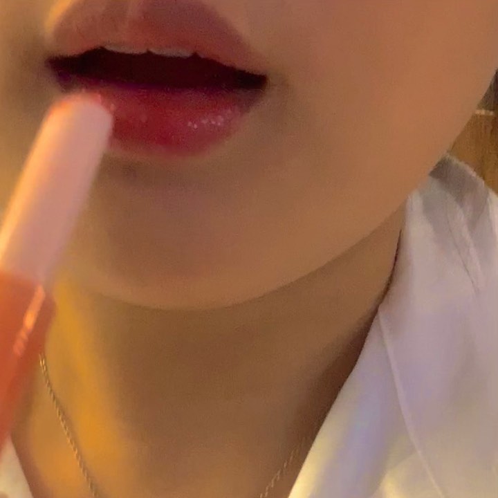 #협찬 녹아드는 멜팅핏 데이지크 멜팅캔디밤
🍎 애플시나몬 컬러

남다른 발색력을 자랑하는
색조 화장품으로 유명한 ෆ
데이지크 브랜드에서 출시한
다섯 가지 컬러의 광택 립밤 ෆ

#dasique 
평소 데이지크 쉐도우를 써서
사심 100퍼센트 ෆ 로 협찬받음대성공 (´ ͡༎ຶ ͜ʖ ͡༎ຶ `)

후진 불가능한 클릭 타입 스틱인 것 빼고는 너무 맘에 듦

입술에 착 붙는 텍스쳐인만큼
온도에 민감해서 그런듯 🫨
.
.
🫧 웜톤 색감 너무 이쁨
🫧 촉촉하고 쫀쫀한 텍스처
🫧 계속 남아있음 유지력 좋음
🫧 발랄한 광택감이 귀여움
🫧 식물 유래 보습 성분으로 제조

🫧 똑딱똑딱 눌러서 써야함
🫧 여름보다 겨울
🫧 파스넷같은 부드러움
.
.
올리브영 온/오프라인 매장에서
단독 선런칭했대여 ヾ(๑ㆁᗜㆁ๑)ﾉ”

#올리브영추천템 #데이지크 #멜팅캔디밤
#올영추천템 #올영세일 #올리브영틴트