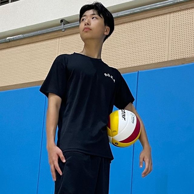 Ruga(루가) #패션 on Instagram: "#광고 #협찬 #프지마 #마른파이브 #marun5 #슬개건 #슬개건보호대 #무릎보호대 #등산보호대 #슬개건무릎보호대 배구를 하거나 헬스장가서 프지마 무릎 보호대를 사