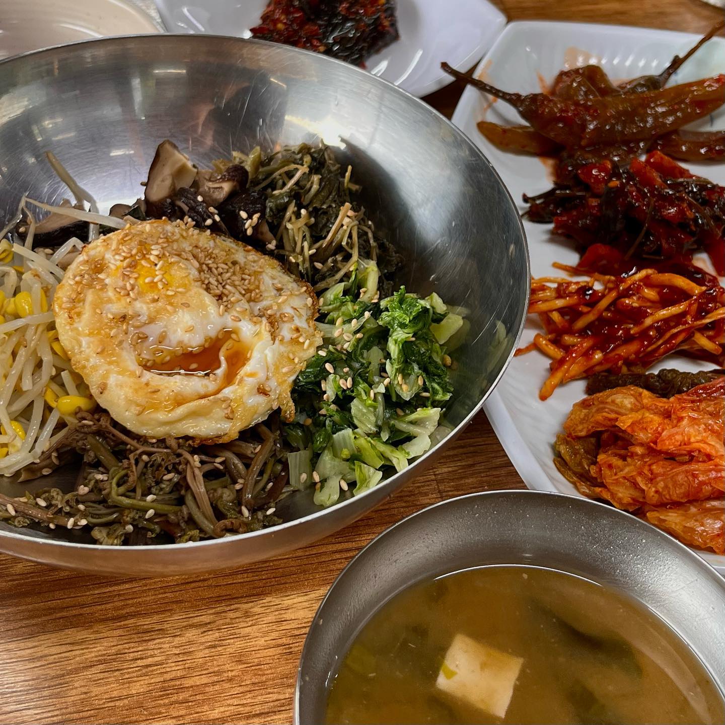 #자연산장 하동 지리산 자연을 담은 상차림🌿💚 도시에서는 절대 먹을 수 없는 자연의 맛!! 않이,, 야채가 이렇게 맛있다구요..?

‼️ #하동 #삼성궁 에서 차로 5분거리에 있어요

✅ 산채 비빔밥은 신선한 지리산 나물과 달달한 고추장, 고소한 참기름이 잘 어우러져 담백하면서도 맛있었어요(아는 맛이 더더 무섭다..) 삼순이가 소주랑 먹는 비빔밥 st

✅ 도토리묵은 말캉하면서 야채가 듬뿍 들어가있어서 소박하지만 맛있었어요! 산나물파전은 오징어가 들어가 있지 않는데도 넘 고소하고 맛있었어요 막걸리를 부르는 맛!!

✅ 산채비빔밥 먹을때 장아찌들이랑 같이 먹으니까 제대로된 집밥 먹는 너낌

✅ 산채비빔밥(9,000원)
✅ 산나물파전(9,000원)
✅ 도토리묵(9,000원)

📍 경남 하동군 청암면 청학동길 15-16 자연산장
⏰ 8:30 - 20:00
🚘 가게앞 주차가능(주차공간 널널)
☎️ 0507-1407-4137
‼️ 단체예약 가능

#삼성궁1분자연산장 #하동삼성궁 #하동여행 #하동맛집 #하동맛집추천 #하동맛집투어 #하동자연산장 #삼성궁맛집 #삼성궁호수 #하동카페 #하동숙소 #하동가볼만한곳 #지리산 #지리산청학동 #지리산청학동삼성궁 #지리산맛집 #지리산둘레길 #청학동맛집 #지리산여행 #지리산가는길 #맛집 #맛집탐방 #맛집스타그램 #맛집투어 #먹팔 #먹스타 #먹팔맞팔